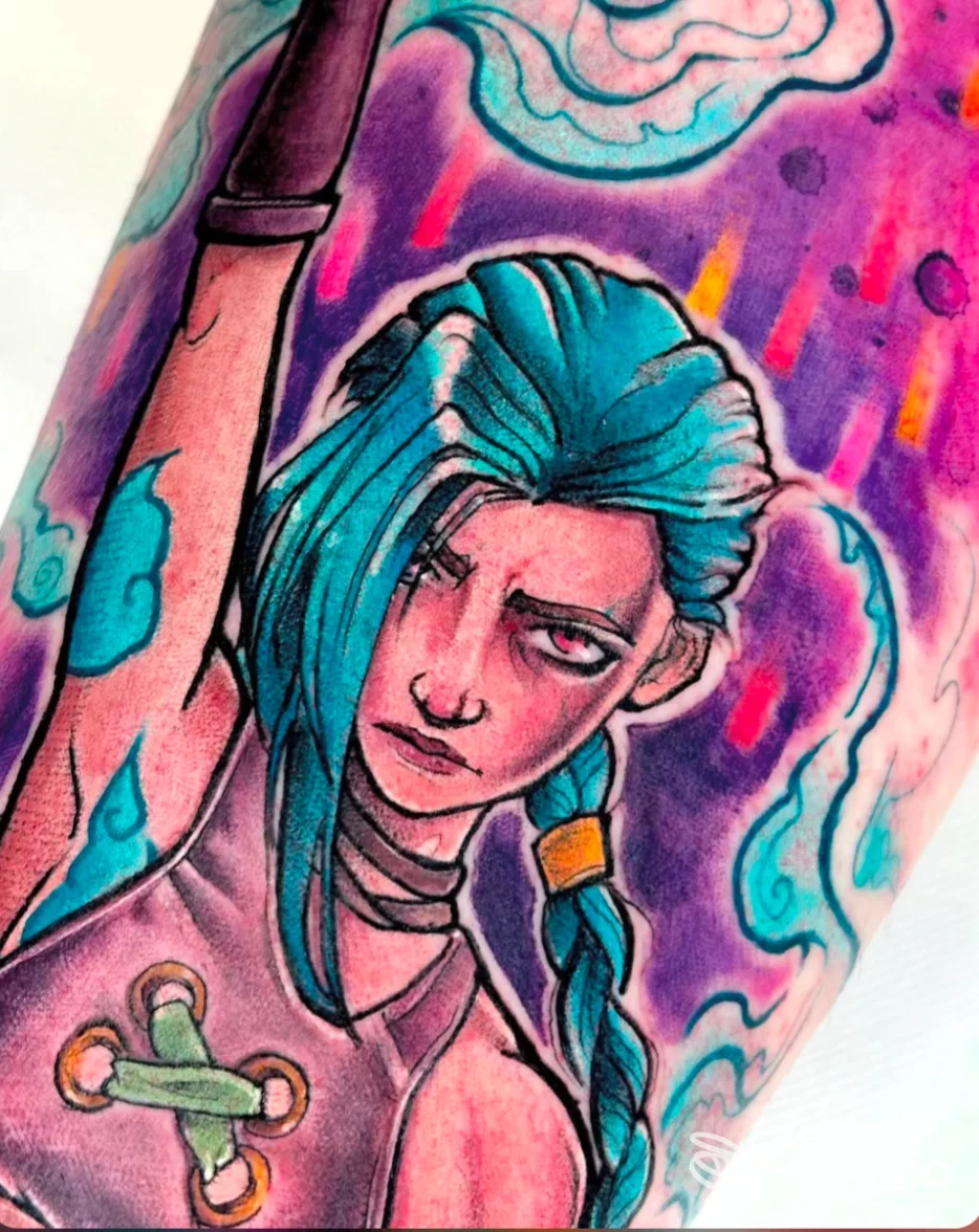 Tatuaggio colorato su avambraccio raffigurante personaggio con capelli turchesi, opera eseguita da Fera BodyArtLab a Thiene.