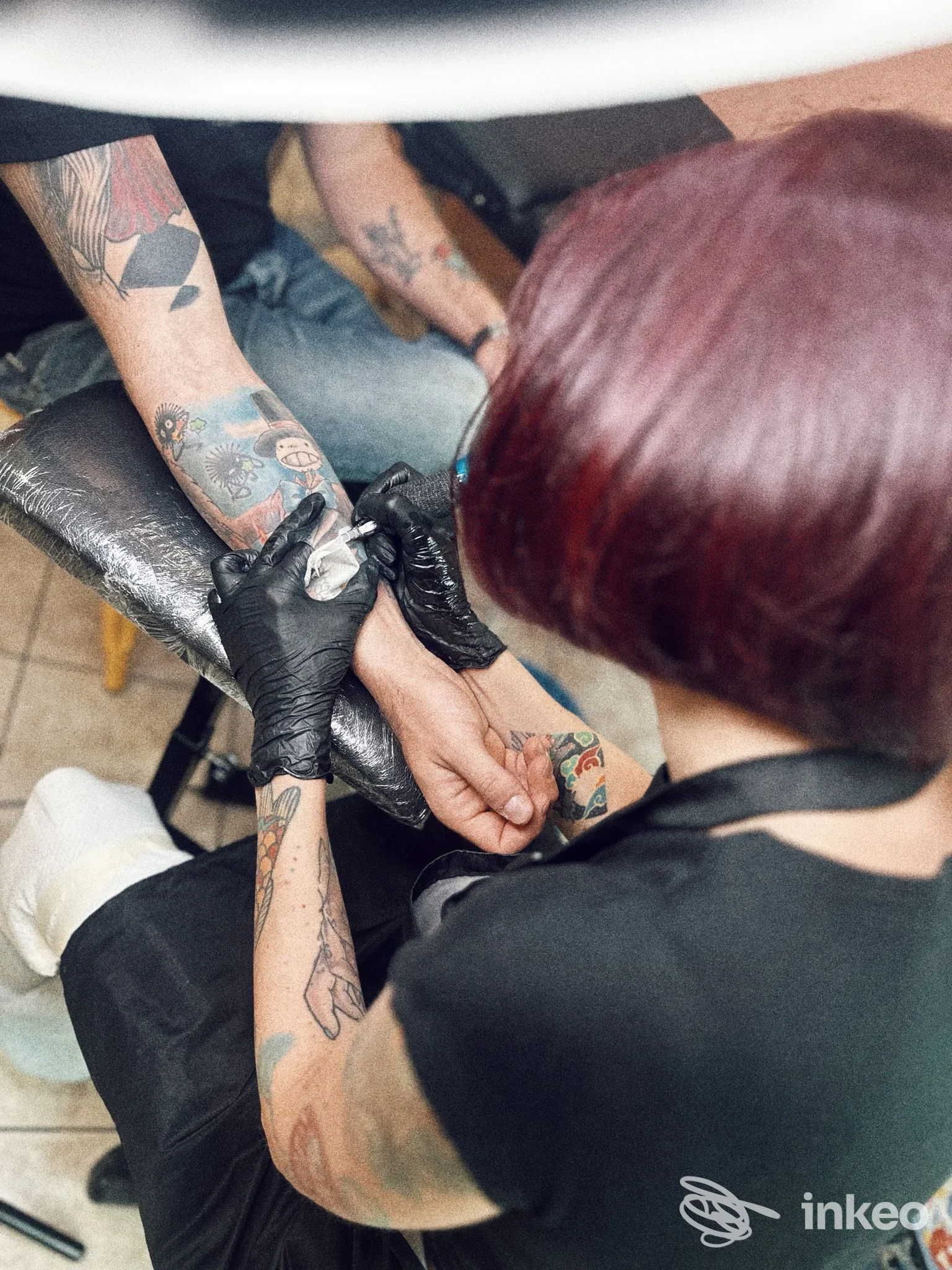 Artista che esegue un tatuaggio sul polso/avambraccio di un cliente — Belly Button Tattoo Studio, Calenzano.
