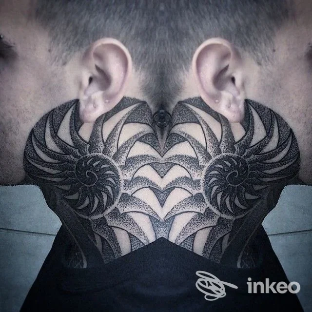 Tatuaggio geometrico nero a puntinato sulla nuca e sul collo, lavoro fotografato da Max Art Modification, Roma.