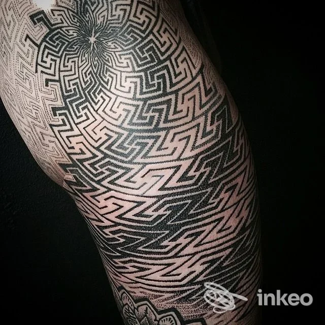 Ampio tatuaggio geometrico a motivi labirintici sul braccio, Max Art Modification, Roma.