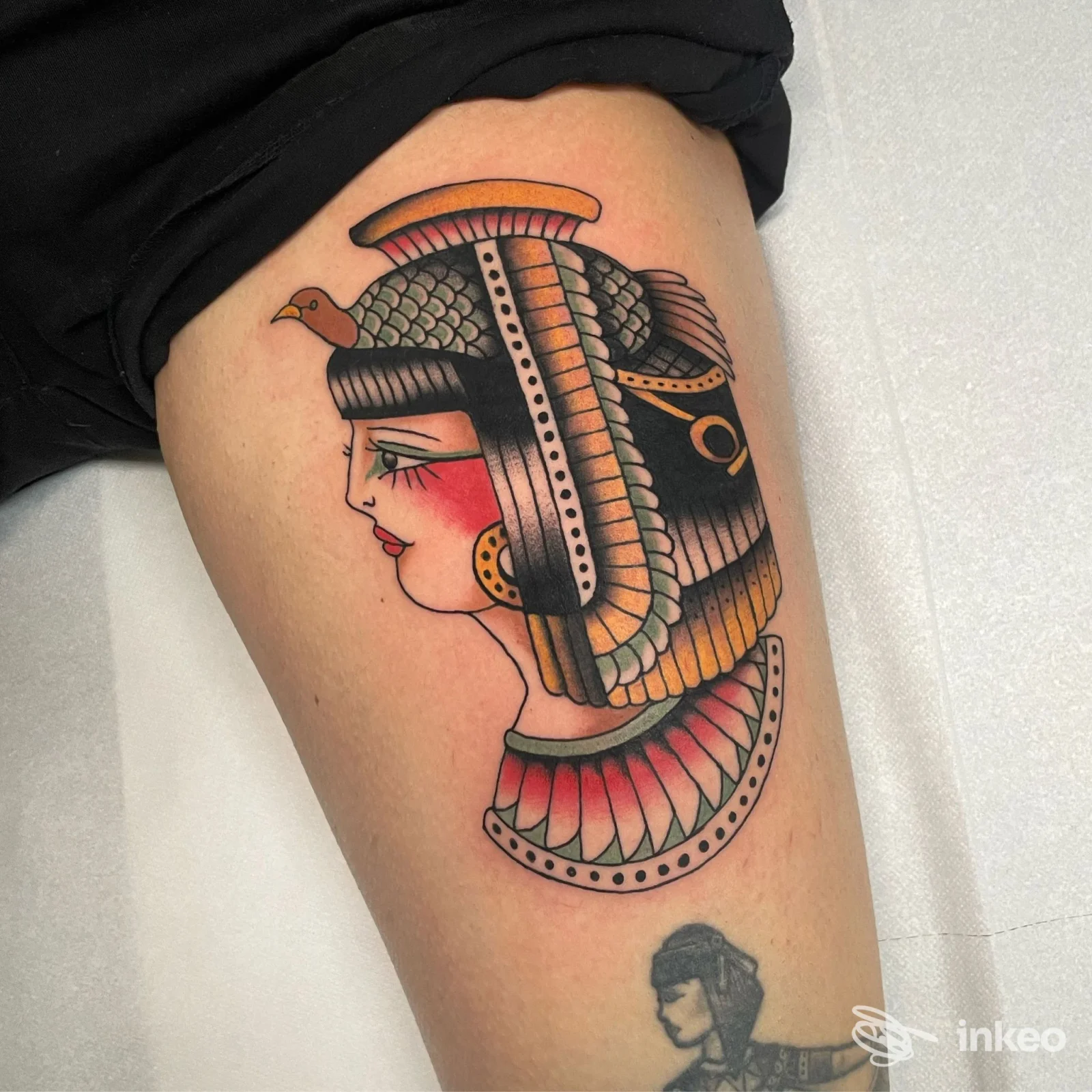Tatuaggio neo-tradizionale raffigurante un ritratto femminile in stile egizio, colorato sul lato della coscia. Calipso Tattoo Studio, Viterbo.