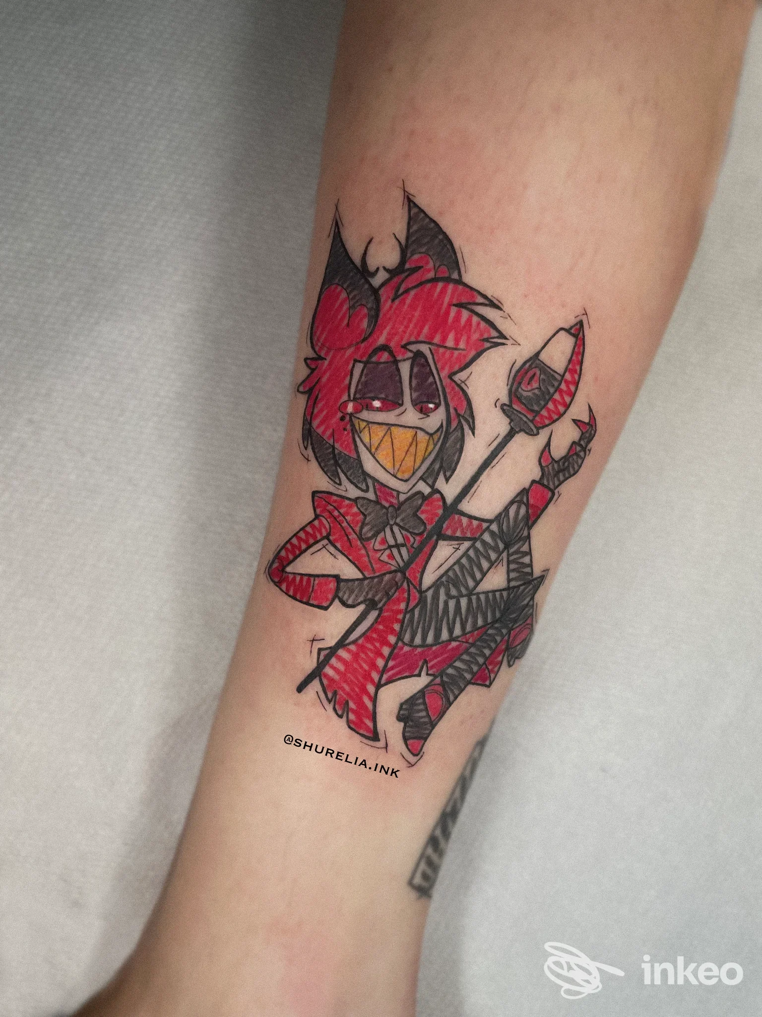 Tatuaggio colorato su avambraccio con personaggio stilizzato e dettagli tratteggiati, foto fornita da TEN RIVERS TATTOO, Quarrata.