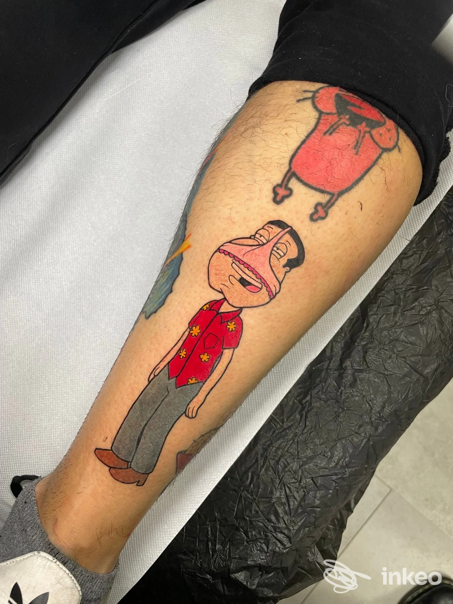 Polpaccio tatuato con personaggi cartoon, foto inviata da Hermesink a Genova.