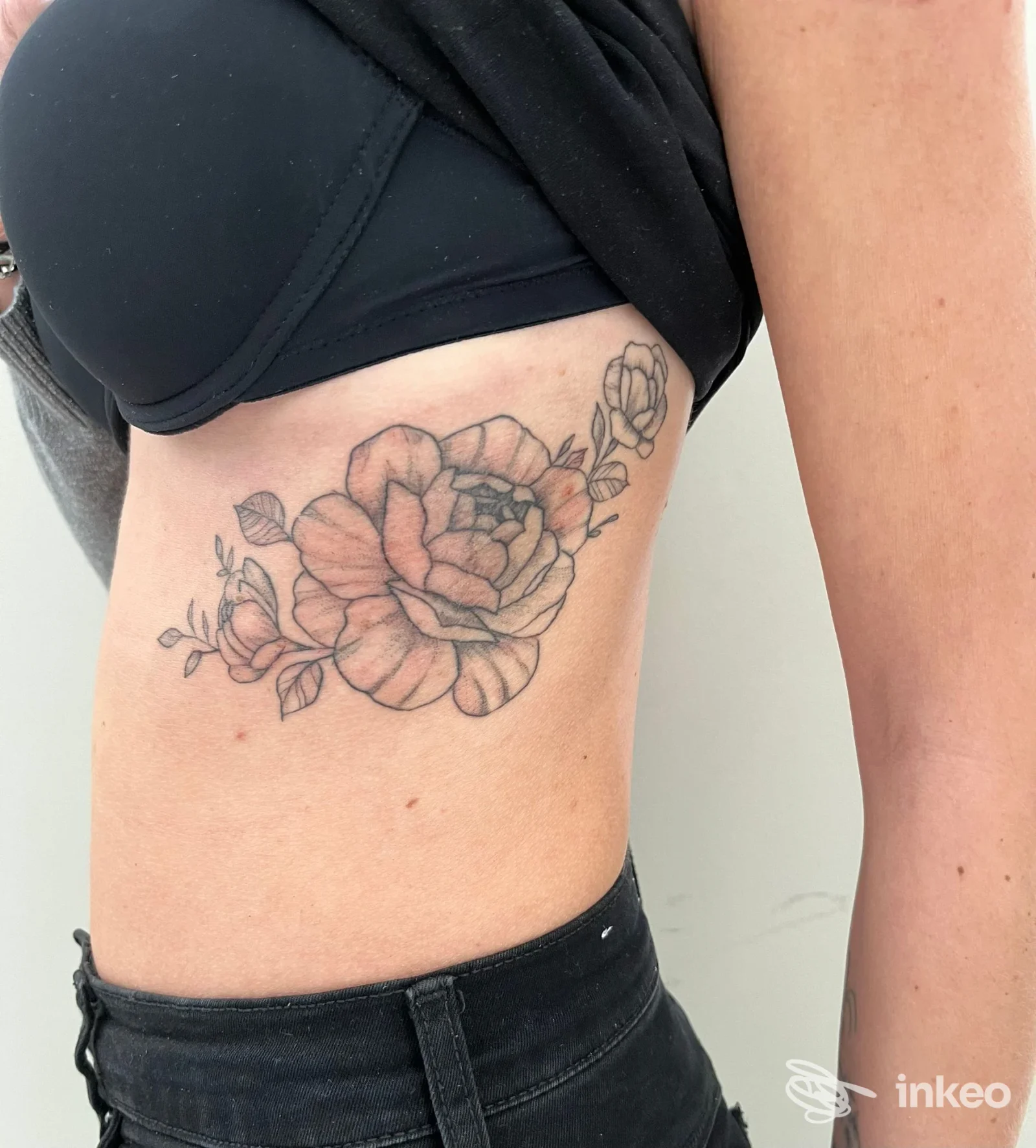 Tatuaggio floreale a rose sul fianco eseguito presso Back In Black Vicenza, Vicenza.