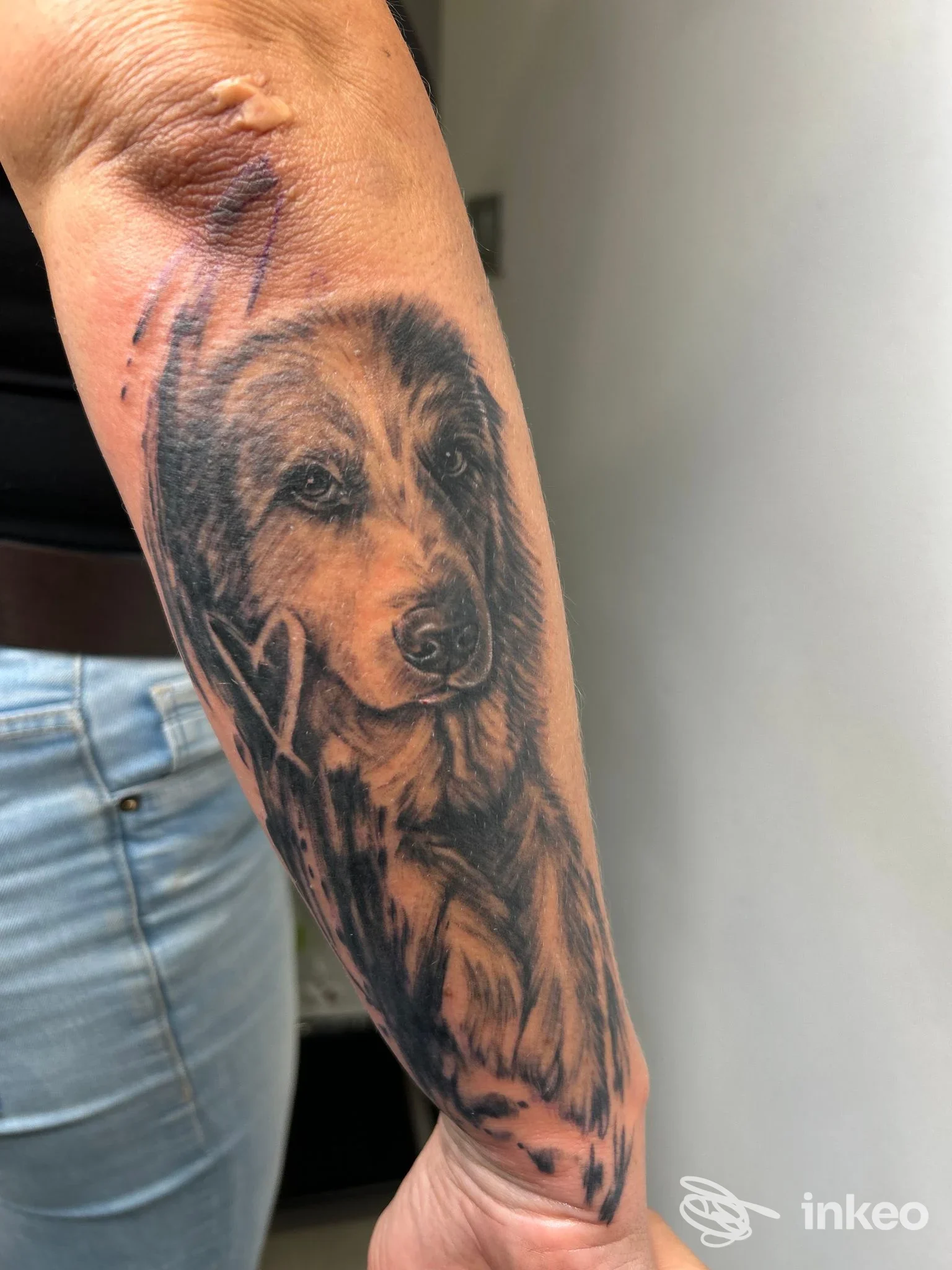 Tatuaggio realistico di un cane sull'avambraccio presso LEON TATTOO STUDIO, Bari.