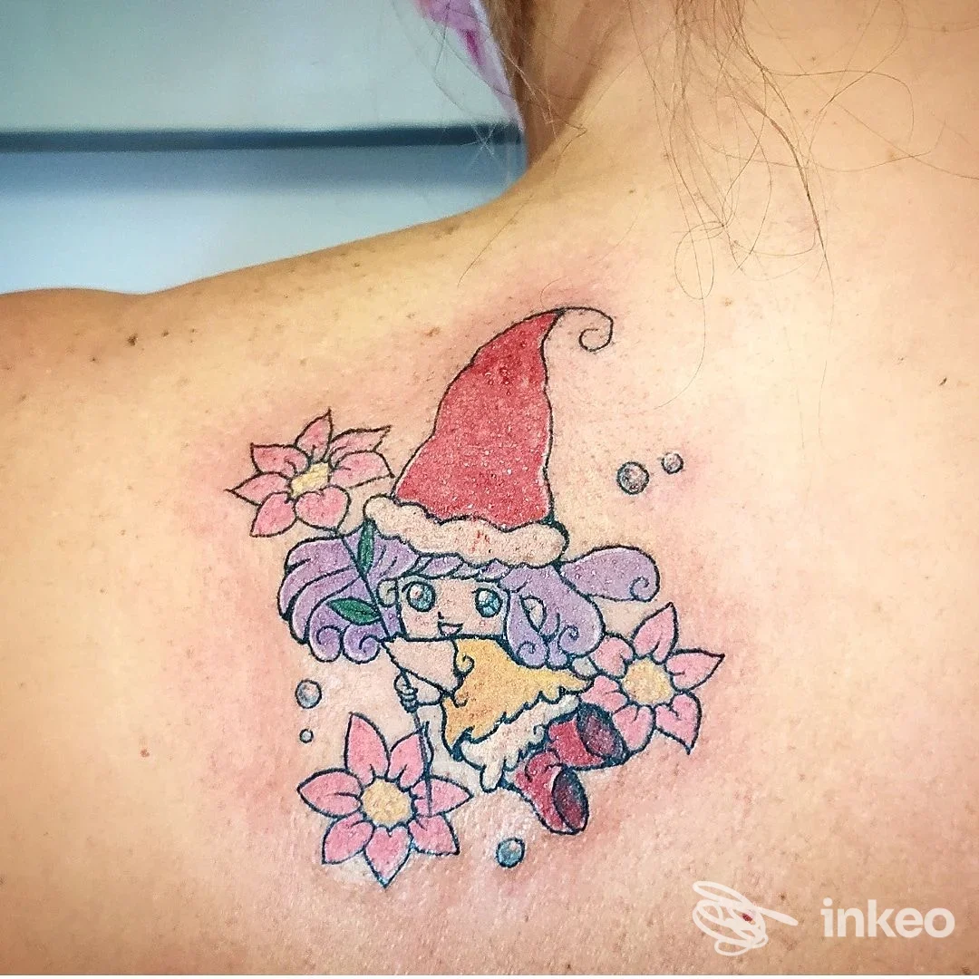 Tatuaggio colorato stile kawaii sulla spalla superiore, Malvina Tattoo, Asolo.