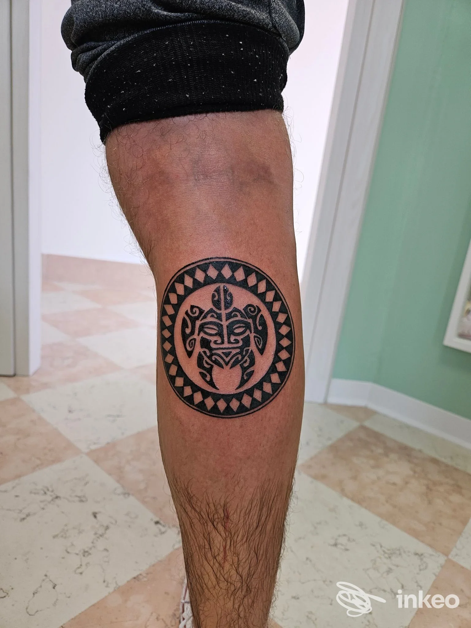 Tatuaggio circolare tribale nero sul polpaccio, fotografia inviata da Malvina Tattoo ad Asolo.