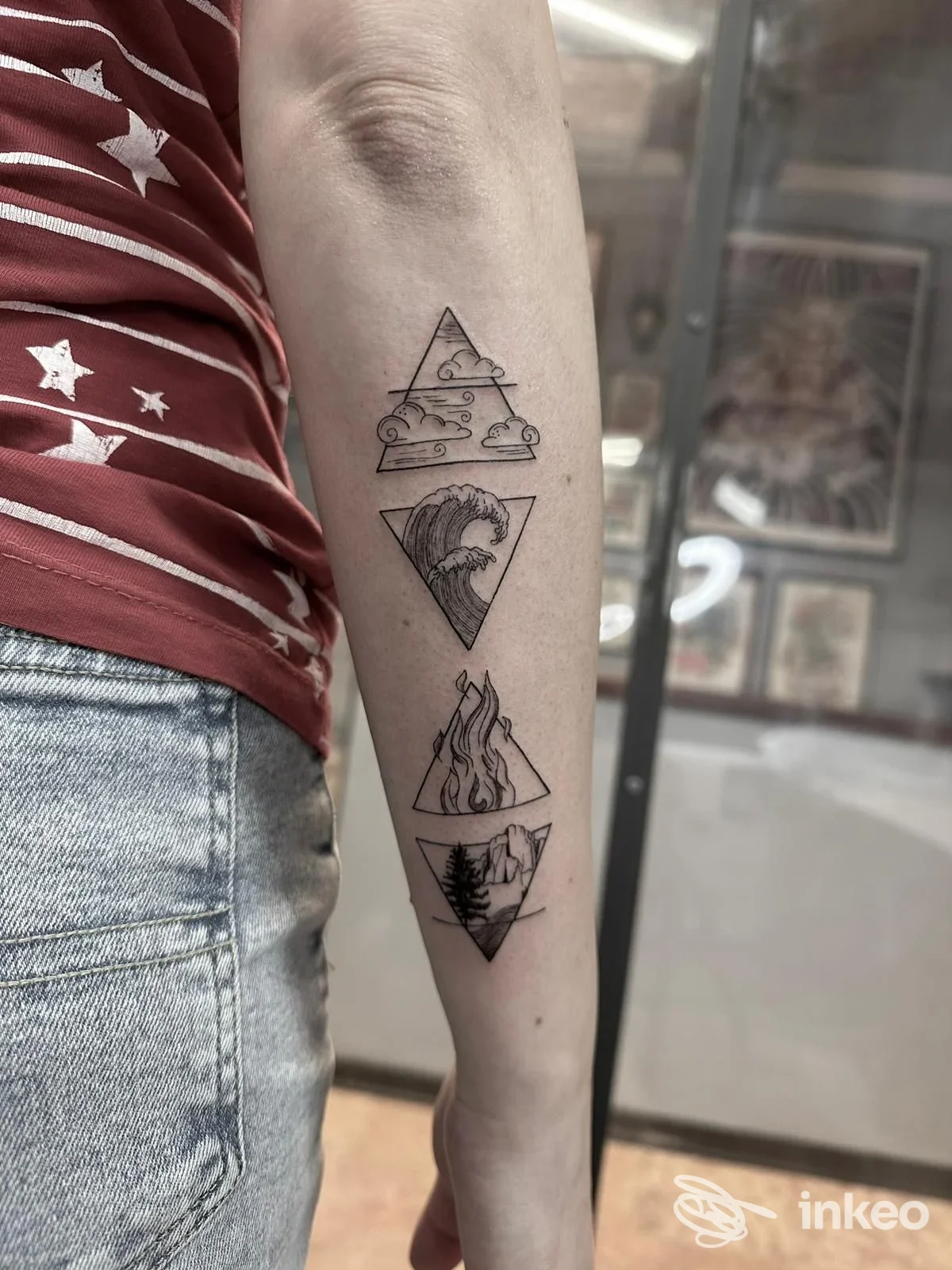 Avambraccio tatuato con quattro triangoli decorativi, foto fornita da Black Water Tattoo Parlour a Verona.