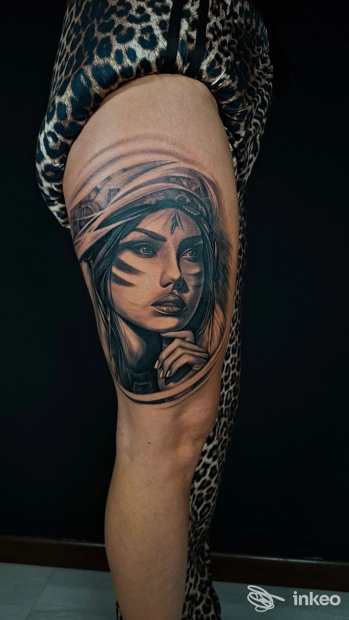 Tatuaggio ritratto in bianco e nero sulla coscia, realizzato presso Giulio Crolla Tattoo Studio a Santi Cosma e Damiano.