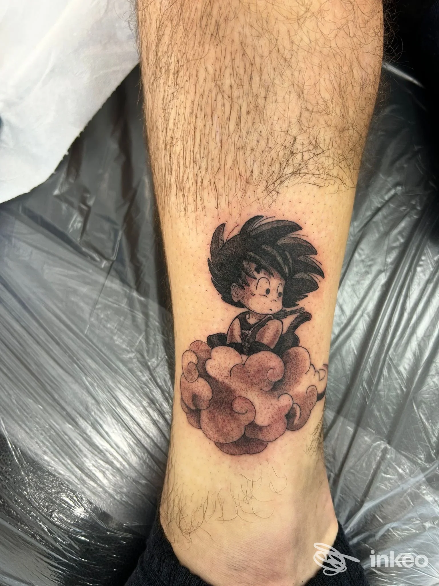 Tatuaggio raffigurante Goku bambino su nuvola, posizionato sul polpaccio; realizzato da Studio Tattoo INK-IOSTRO TATTOO a Bosaro.