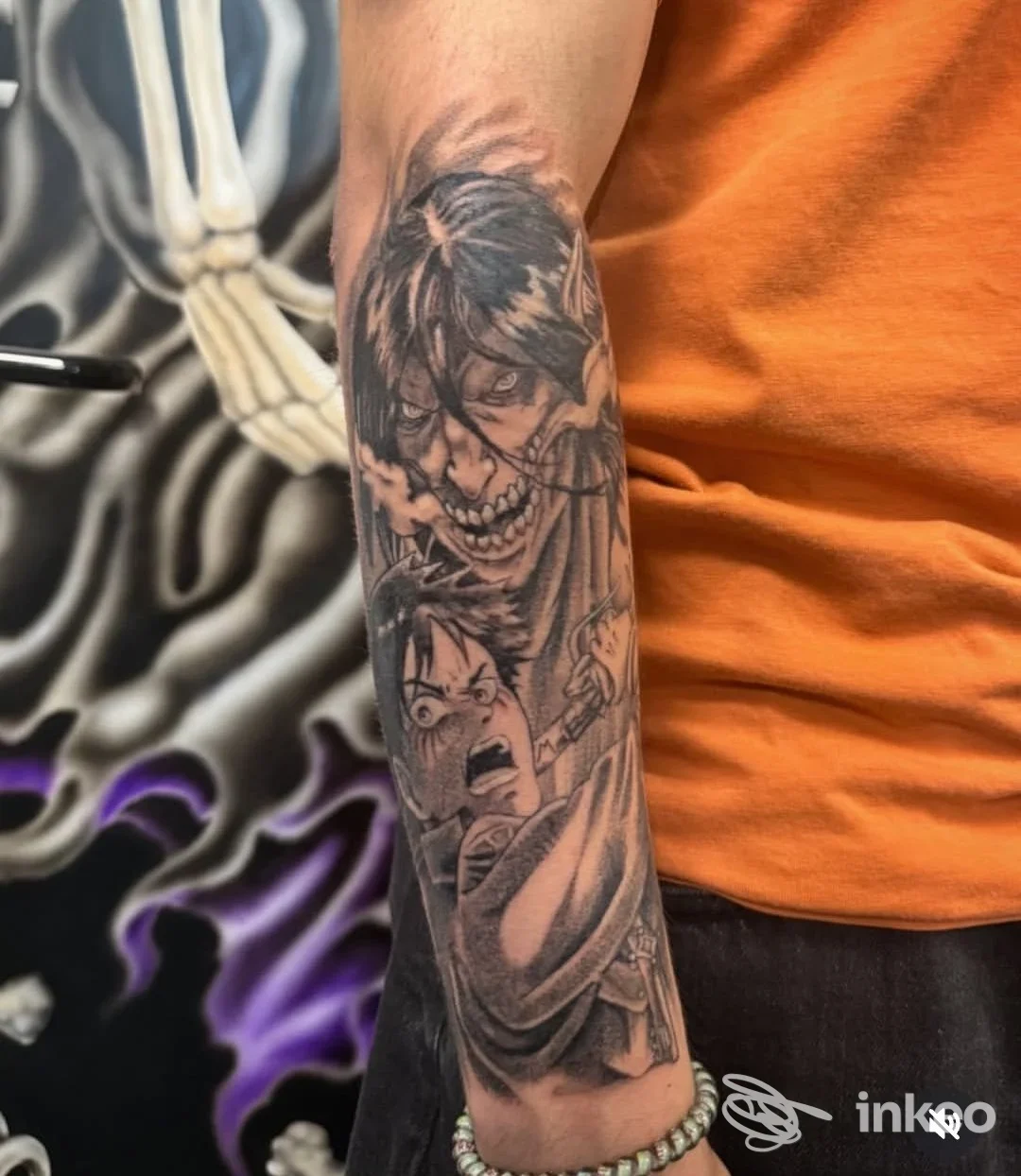 Tatuaggio in bianco e nero su avambraccio con figure in stile manga. Green Valley Tattoo, Verona.