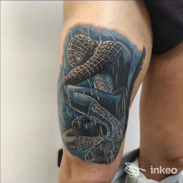 Tatuaggio figurativo a colori di ispirazione supereroistica che occupa la parte esterna della coscia; immagine fornita da DOUBLE SOUL DI BORIA GABRIELE, Jesi.