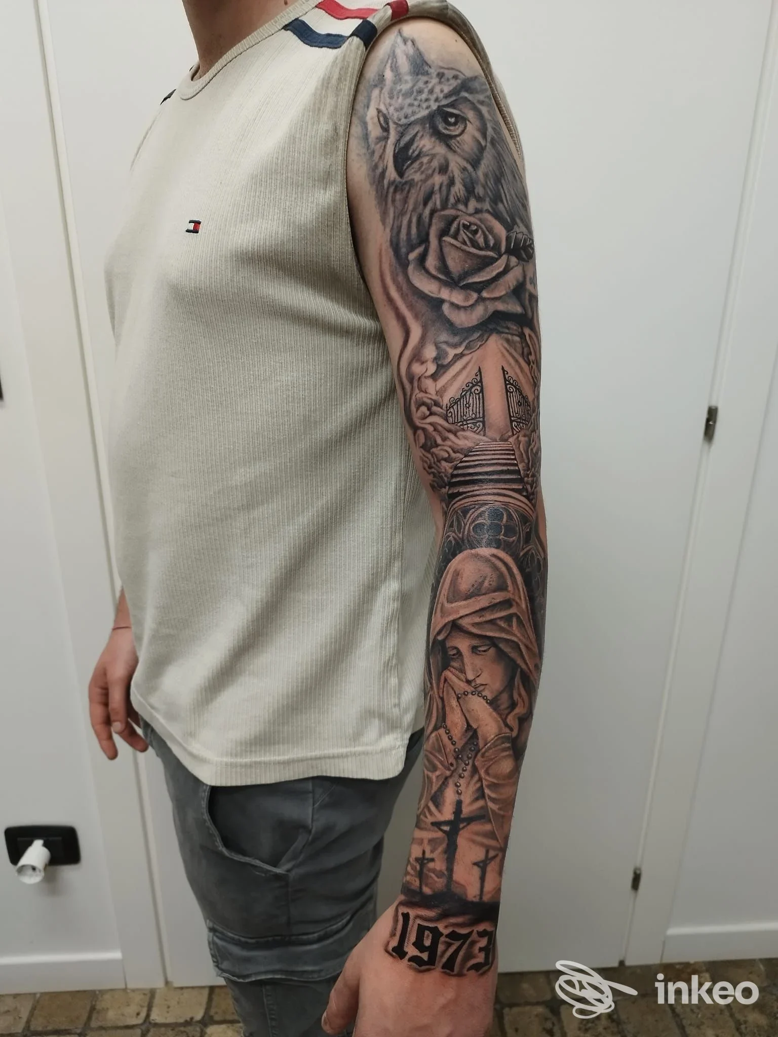 Manica tatuata realistico in bianco e nero su spalla, braccio e avambraccio, tatuaggio eseguito da DOUBLE SOUL di Boria Gabriele a Jesi.