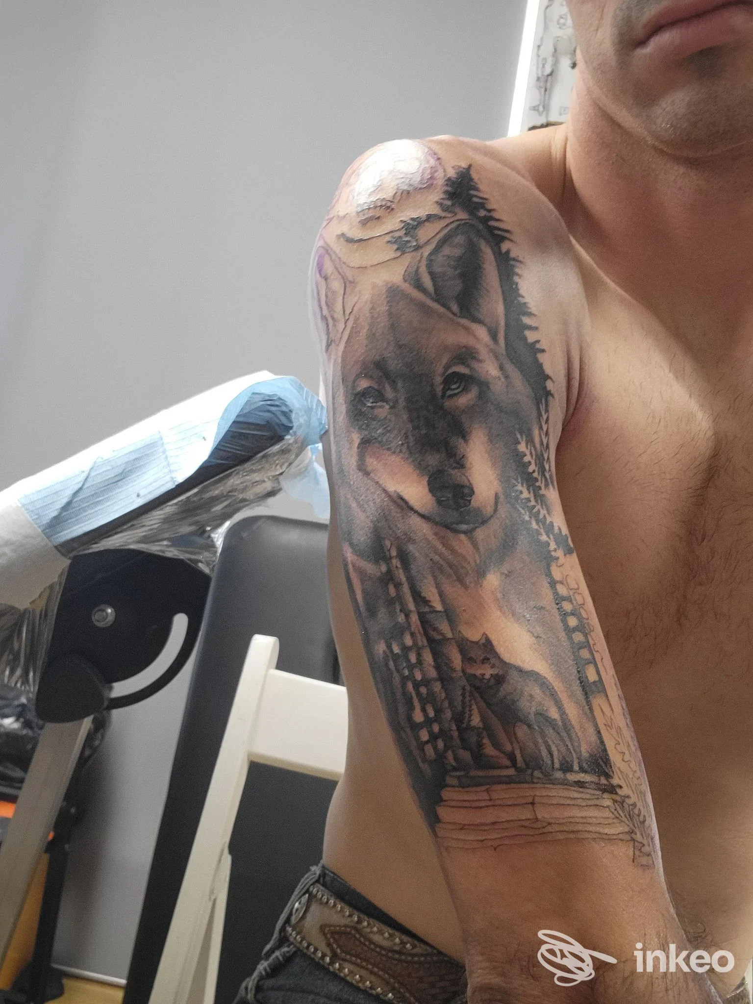 Tatuaggio a tema lupo su spalla e braccio superiore, foto fornita da Electric Tiger House, Vicenza.