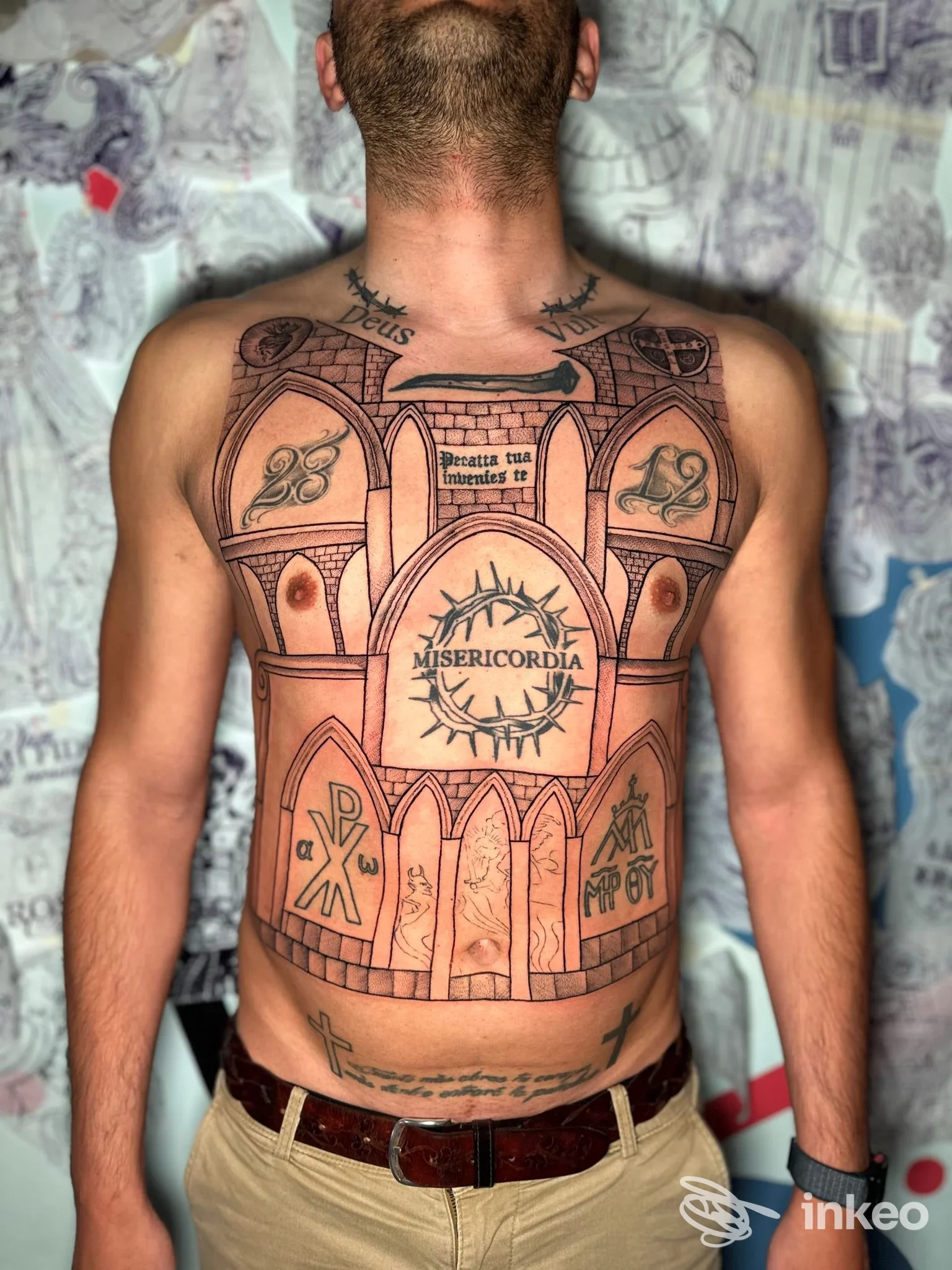 Ampio tatuaggio religioso su petto e addome di un uomo, realizzato da LOCUSWOMB tattoo space a Barberino di Mugello.