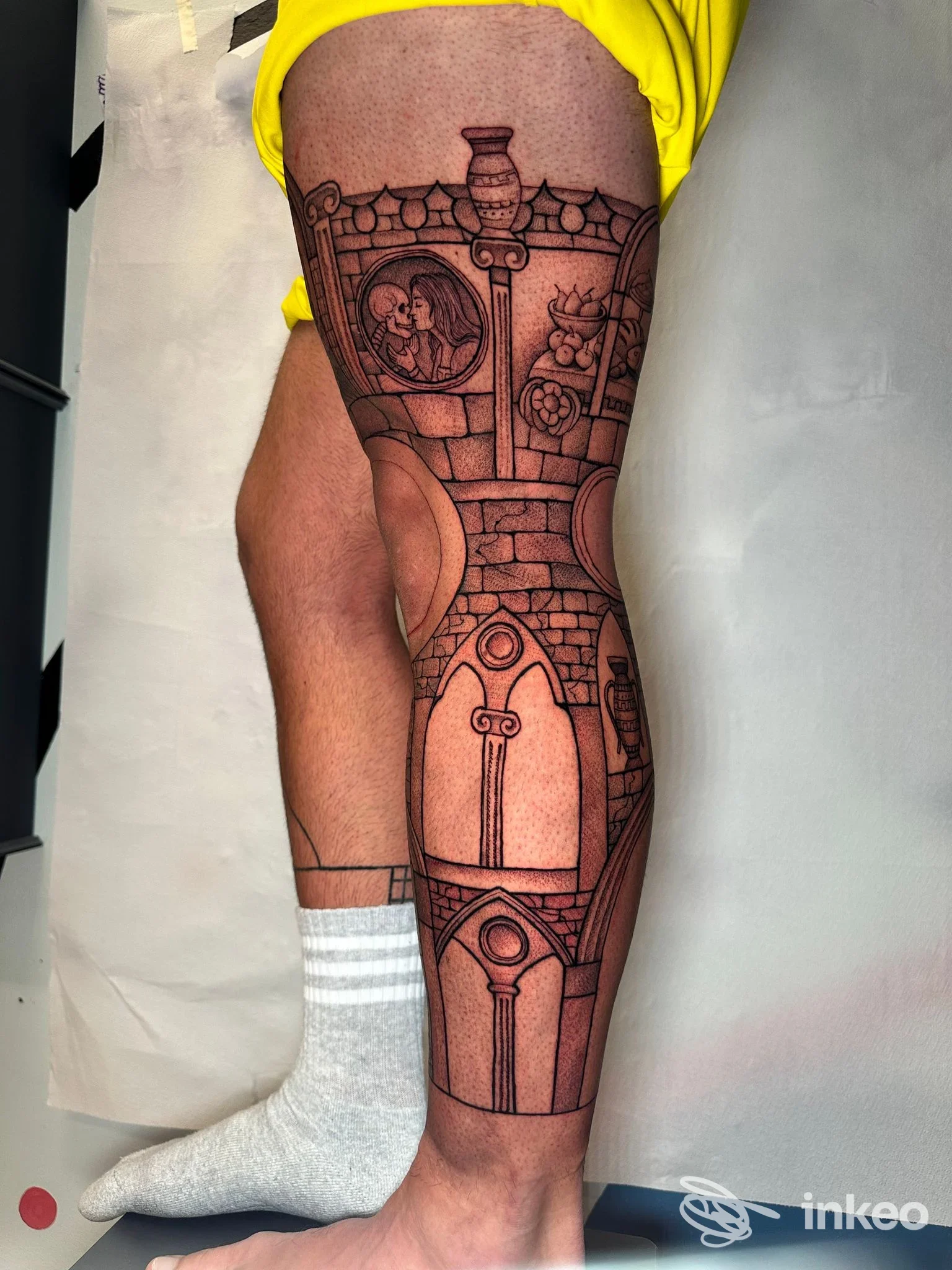 Tatuaggio a inchiostro nero su polpaccio con motivo architettonico, foto fornita da LOCUSWOMB tattoo space a Barberino di Mugello.