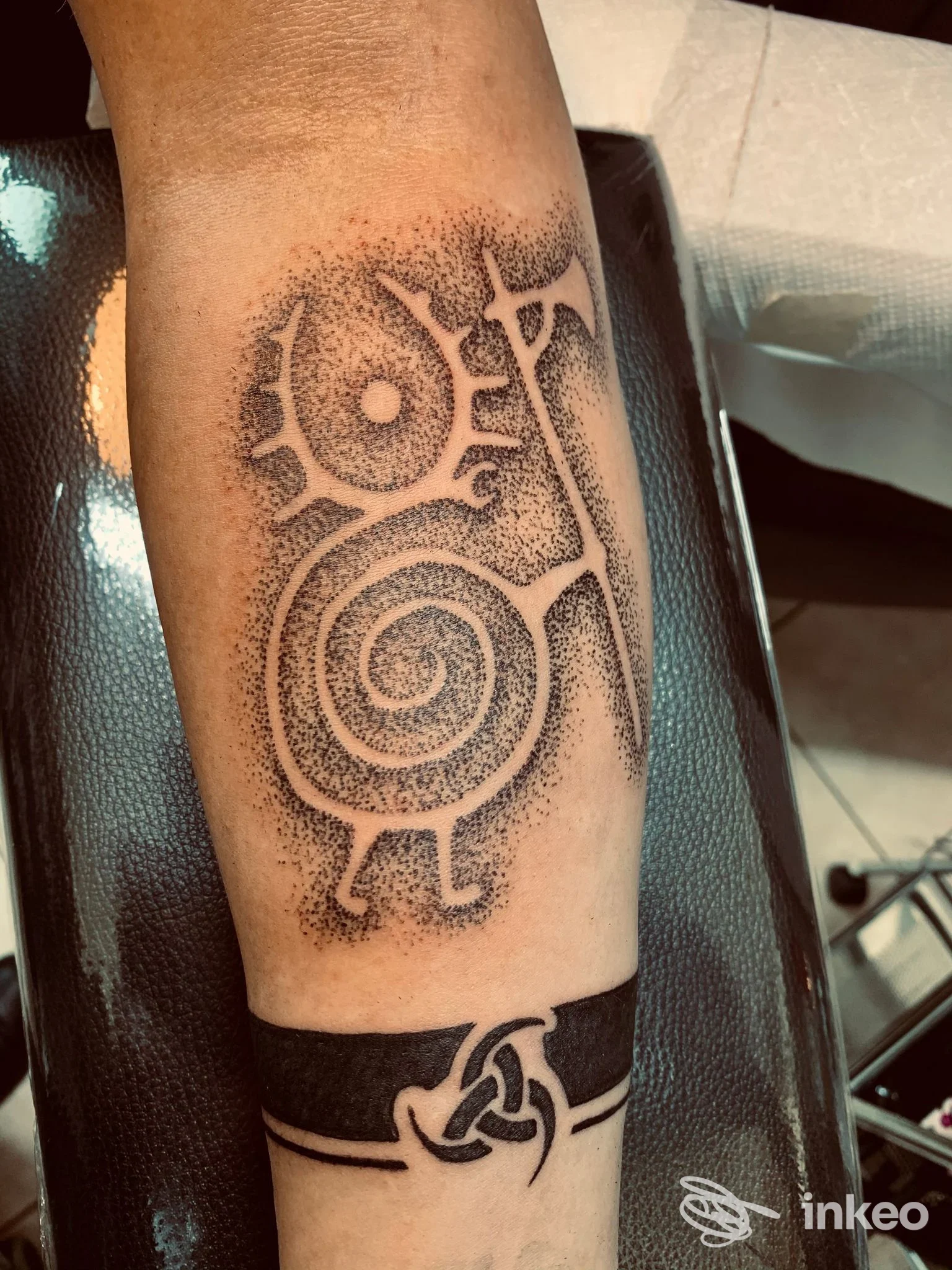 Tatuaggio puntinato e bracciale grafico sull'avambraccio, foto fornita da Tora Tattoo, Rio Saliceto.