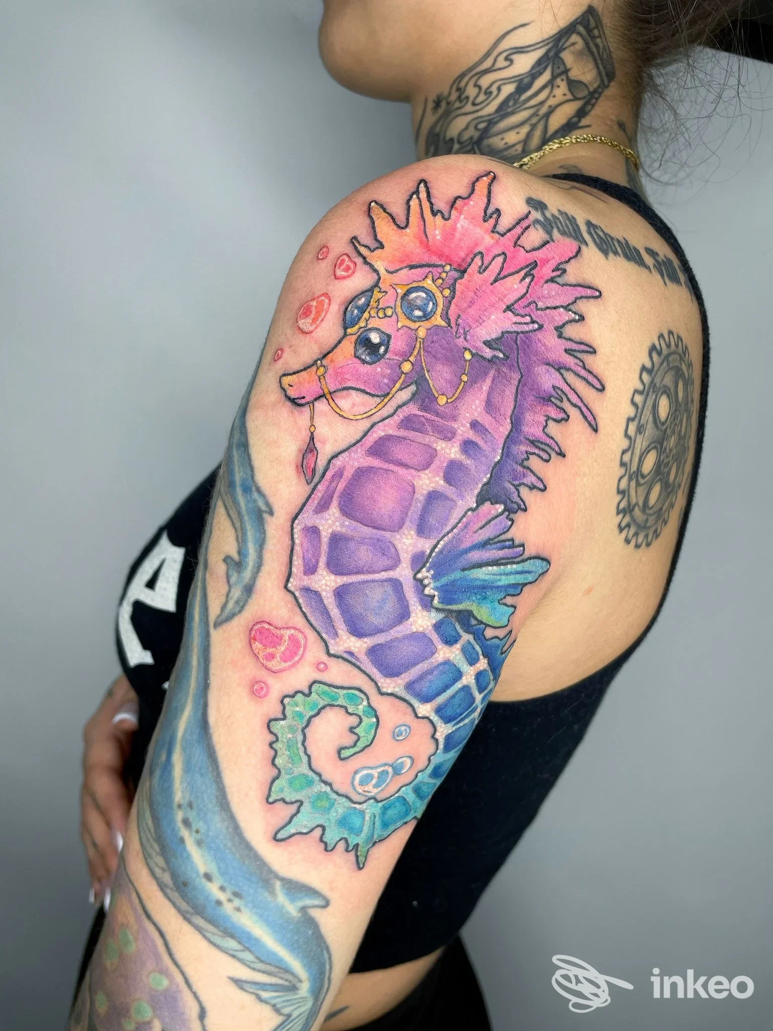 Tatuaggio colorato di cavalluccio marino su braccio e spalla, foto in studio The SkInk Shop Casale, Casale sul Sile.