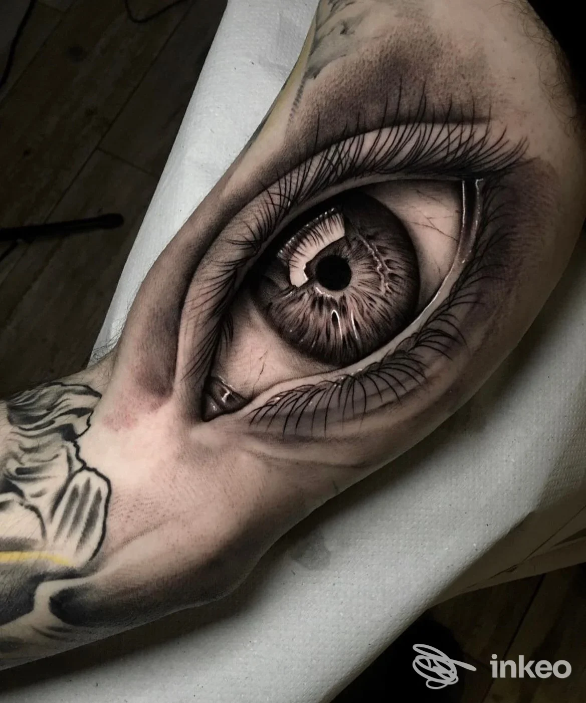 Tatuaggio iperrealistico di un grande occhio su avambraccio, foto dallo studio The SkInk Shop Casale a Casale sul Sile.