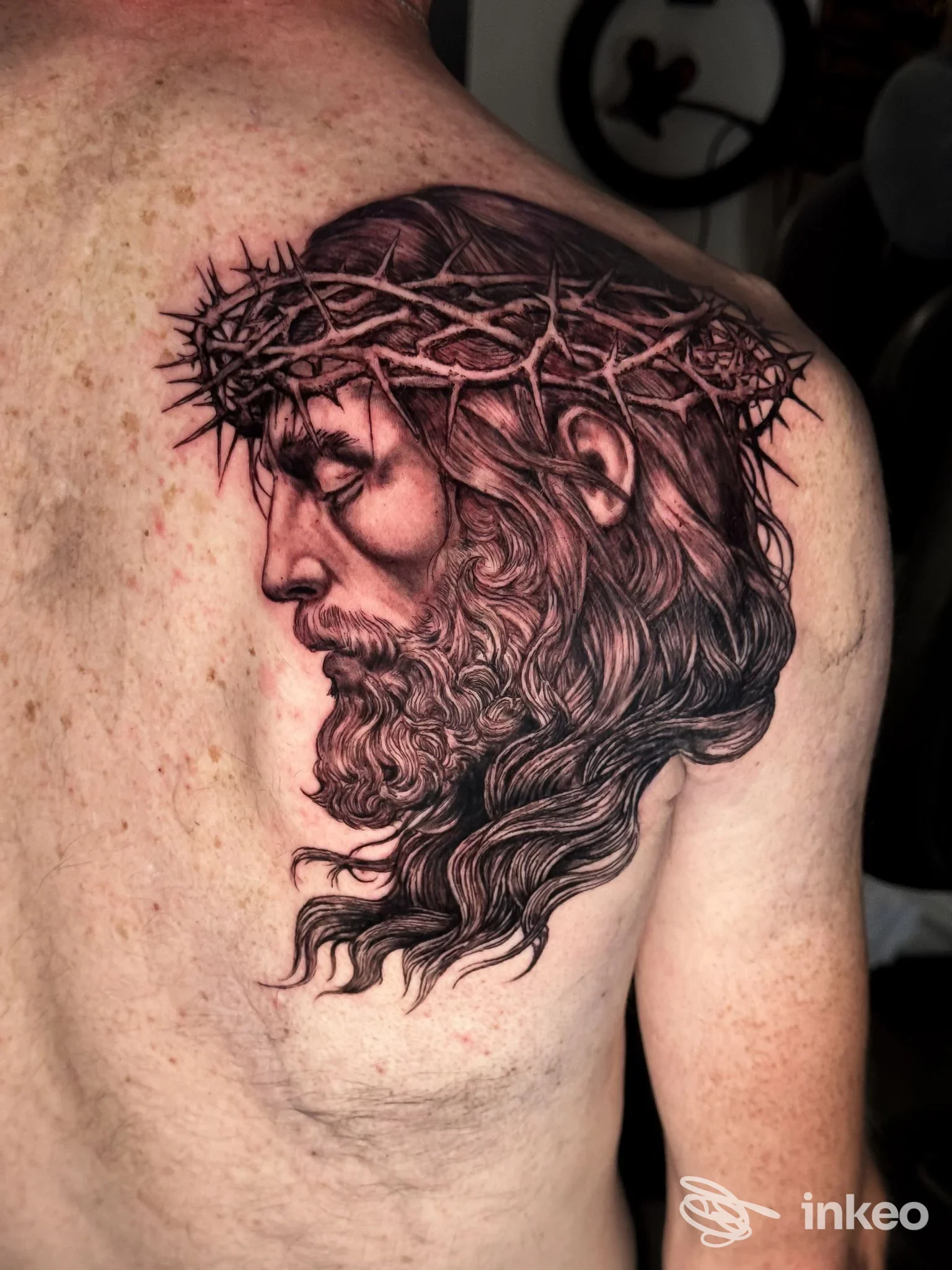 Grande tatuaggio ritratto con corona di spine sulla spalla/schiena, realizzato da Tattoo Studio Jordan Mammola a Civitavecchia.