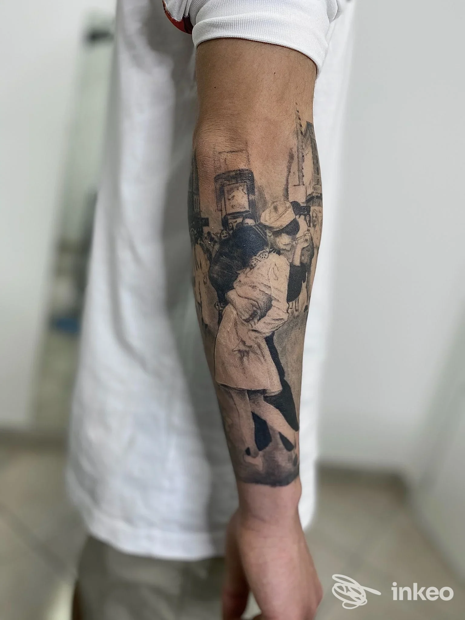 Tatuaggio black & grey su avambraccio raffigurante una coppia che si bacia — Inked House Studio, Savona.