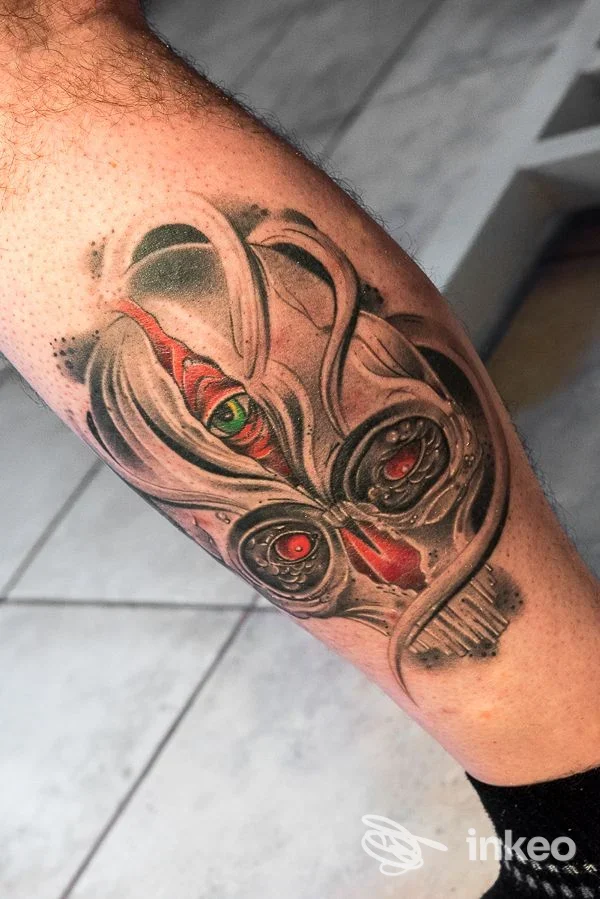 Tatuaggio teschio/biomeccanico su avambraccio, scatto dal vivo - Tattoo Rudy, Meina.