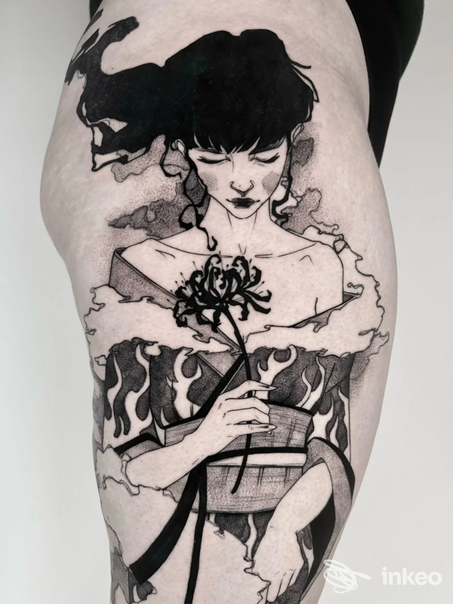 Tatuaggio in bianco e nero su coscia che raffigura una donna stilizzata con un fiore, La Malafede Tattoo, Conegliano.