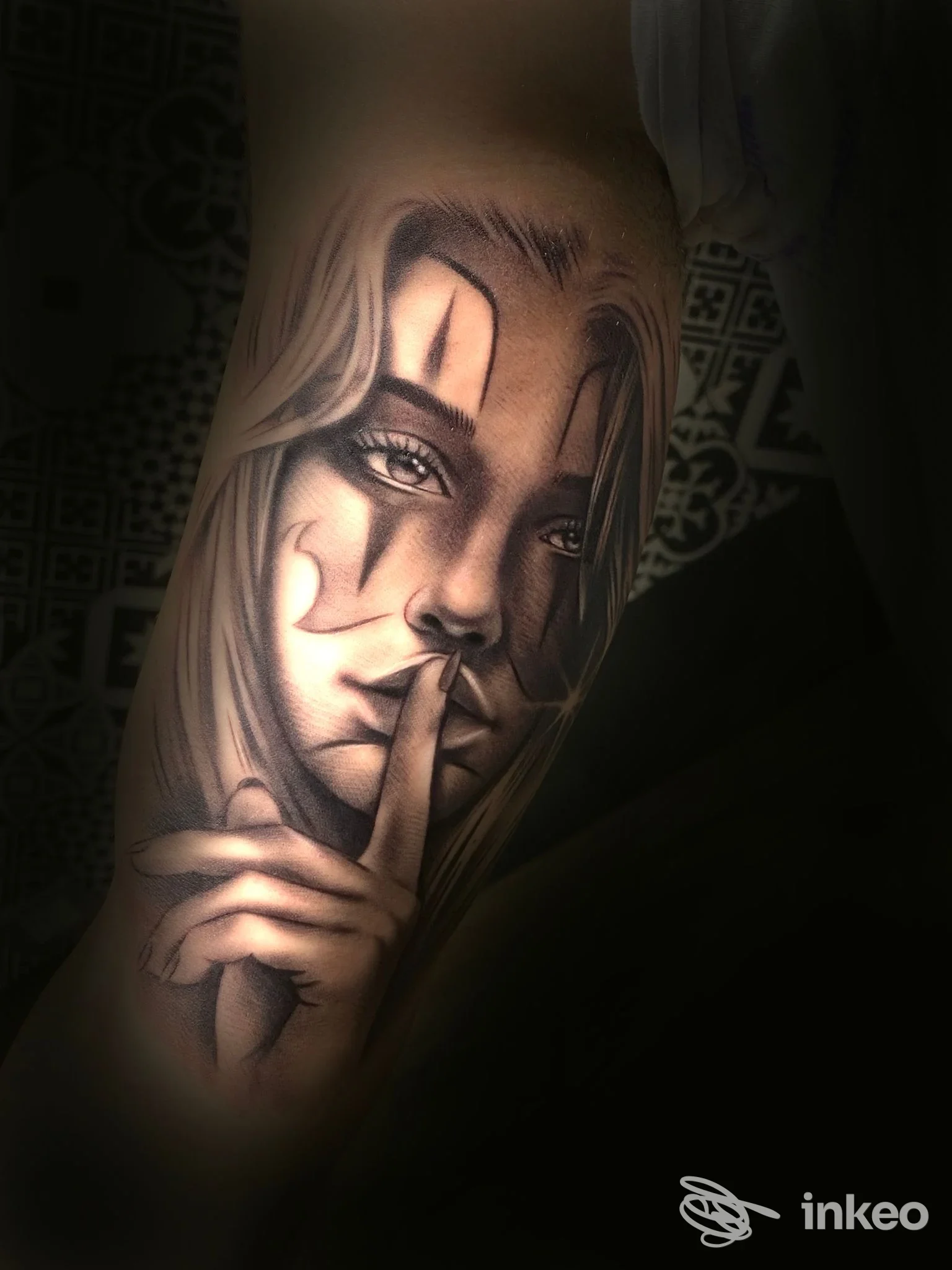 Tatuaggio realistico in bianco e nero di un ritratto femminile su avambraccio, realizzato da Mastro Tattoo a Ruvo di Puglia.