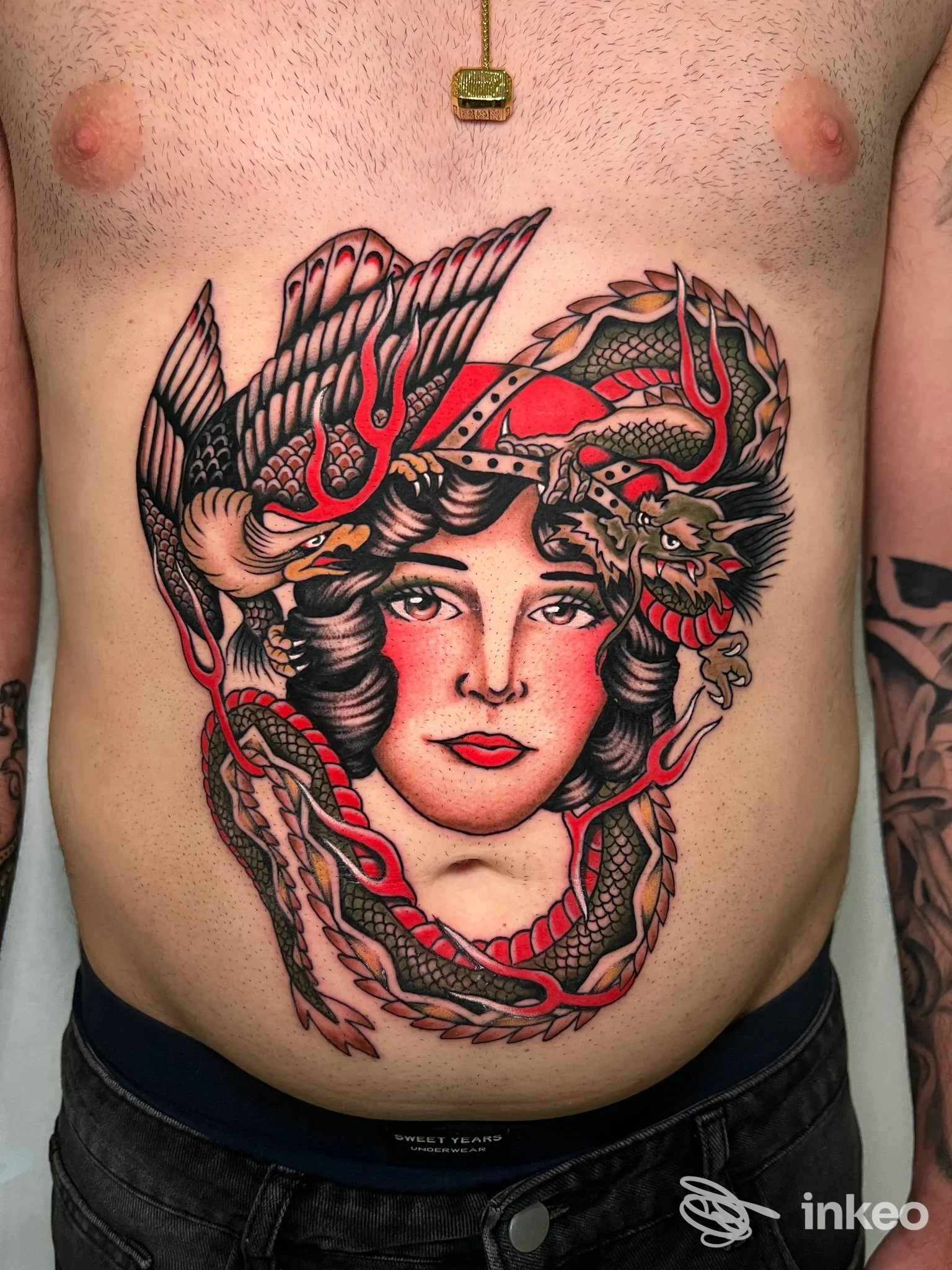 Grande tatuaggio sullo stomaco raffigurante volto femminile con serpenti e ali — OLD INSIDE TATTOO, Modugno.