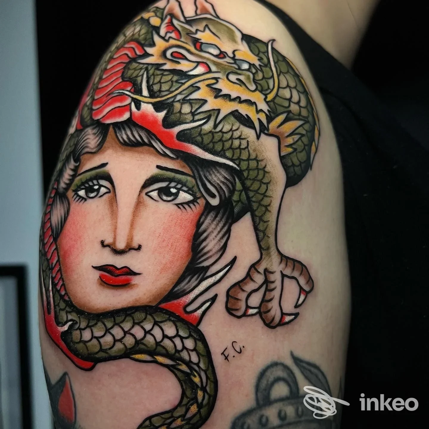 Tatuaggio neo-tradizionale sul braccio superiore: volto femminile avvolto da un serpente. OLD INSIDE TATTOO, Modugno.