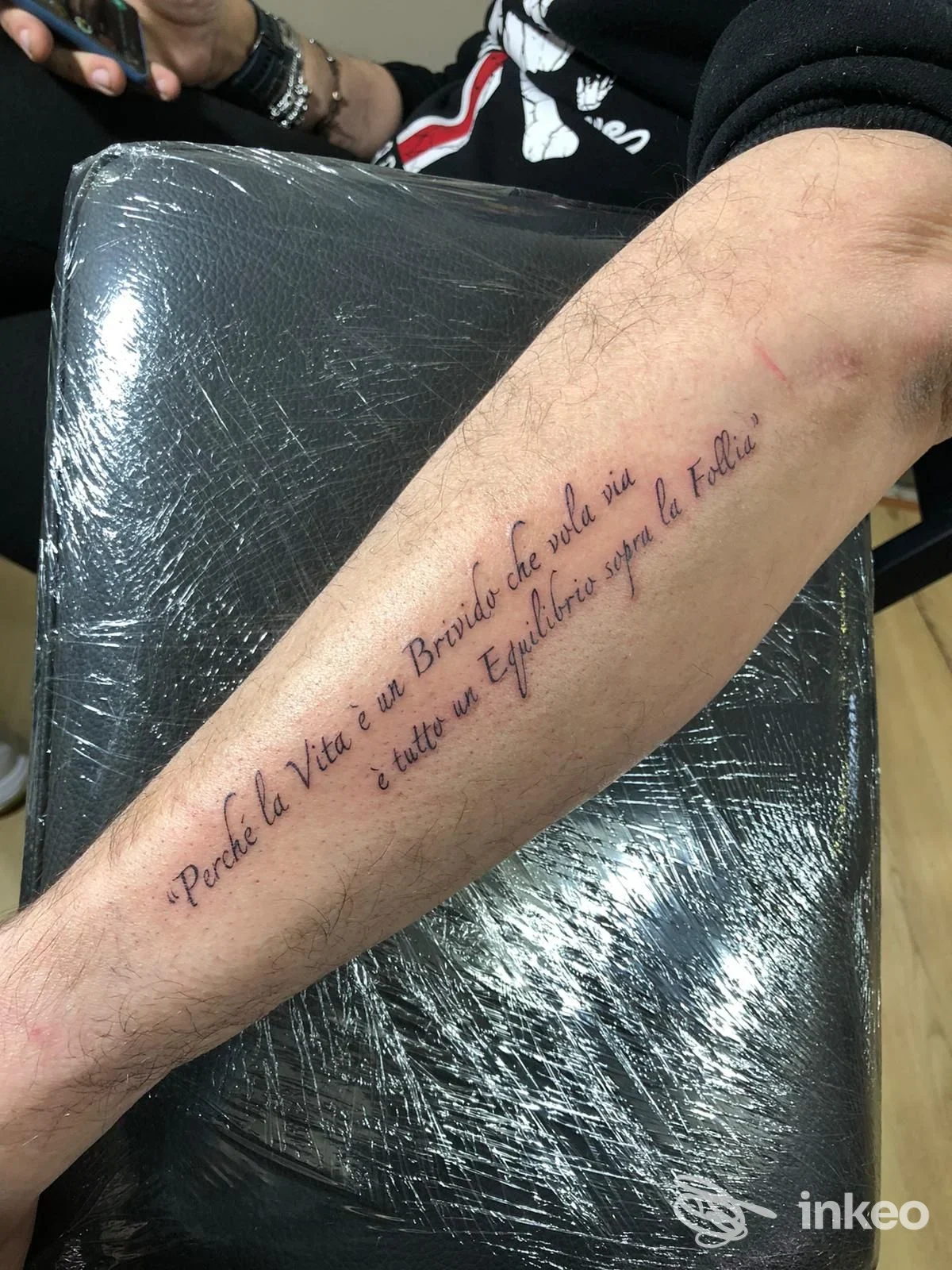 Scritta tatuata in corsivo sull'avambraccio interno, foto di Arkham Tattoo Studio a Viterbo.