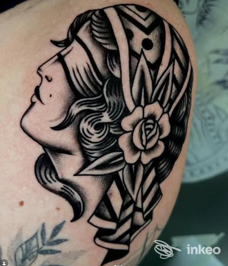 Tatuaggio blackwork tradizionale sul braccio: profilo femminile con rosa, Ladies & Gentlemen Vicenza, Vicenza.