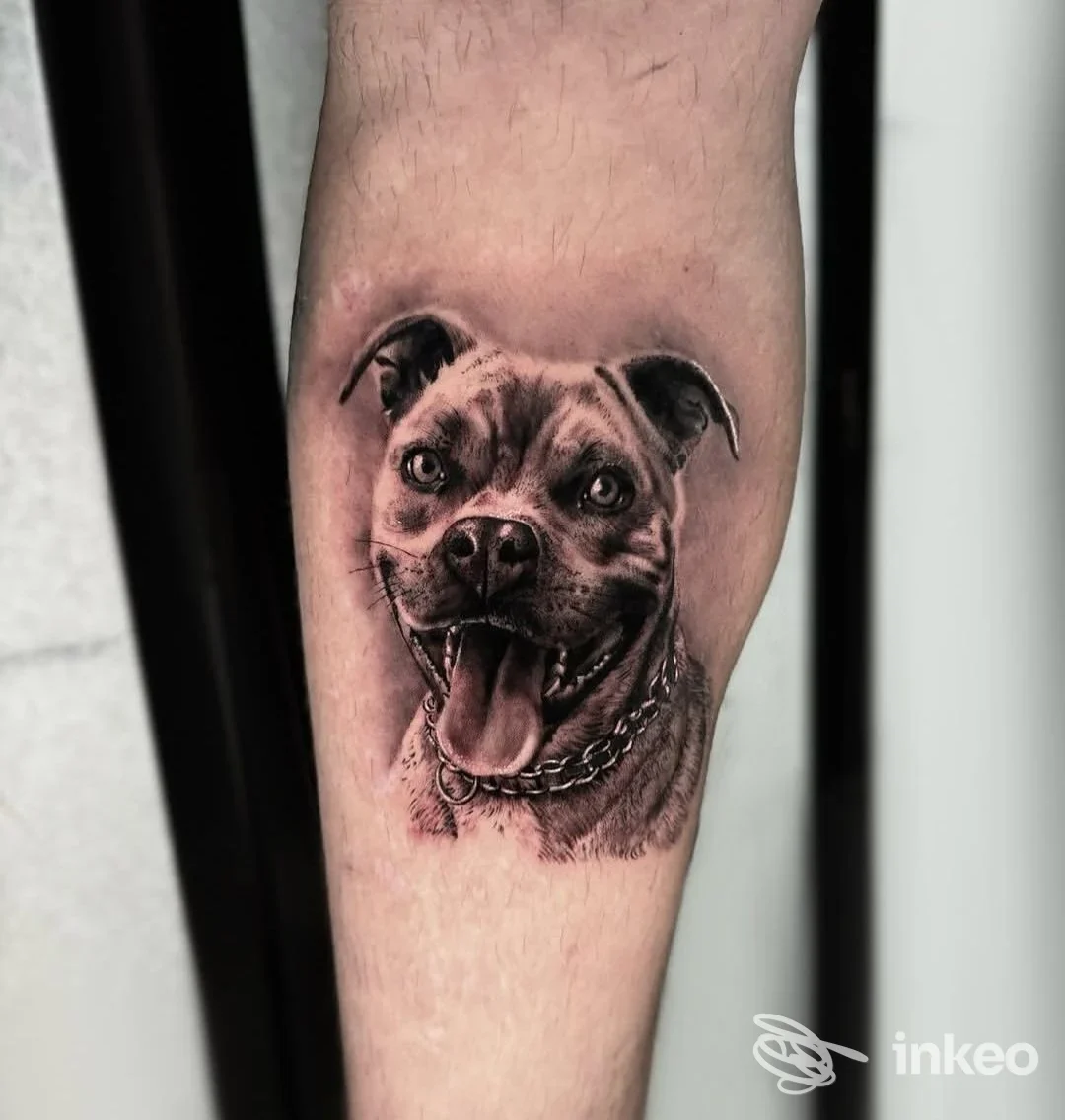 Tatuaggio realistico di un cane sul avambraccio realizzato da Gallerink Acireale ad Acireale.