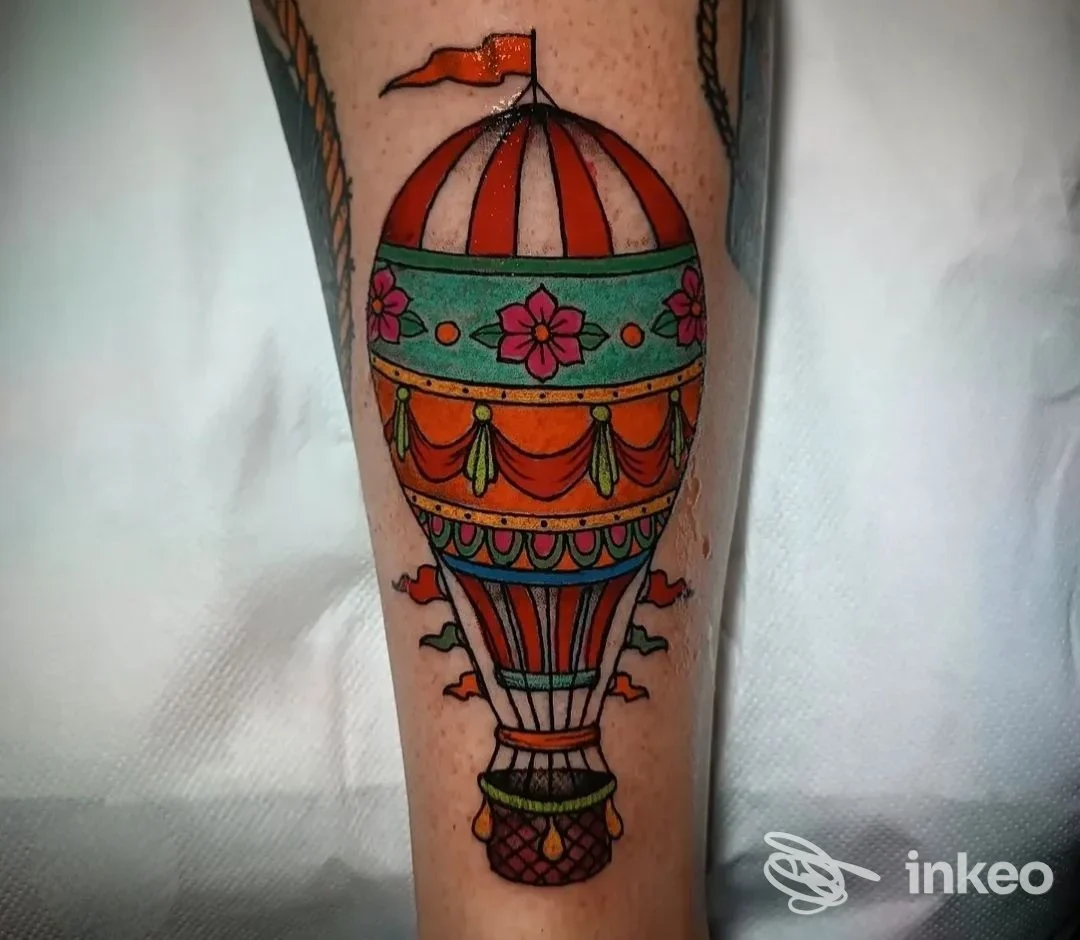 Foto di un tatuaggio colorato a forma di mongolfiera sul polpaccio, Gallerink Acireale, Acireale.
