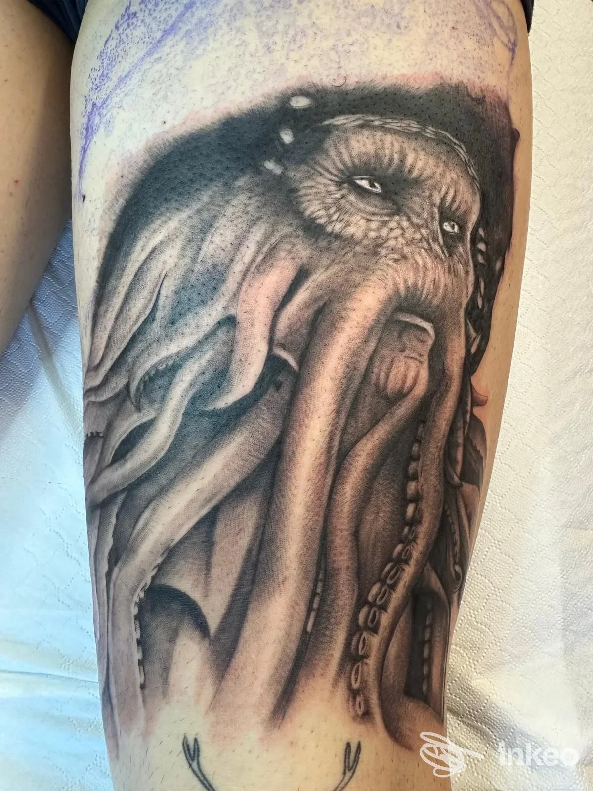 Tatuaggio realistico black & grey su coscia eseguito da Art Studio Tattoo Di Panta Daniele, Civita Castellana.