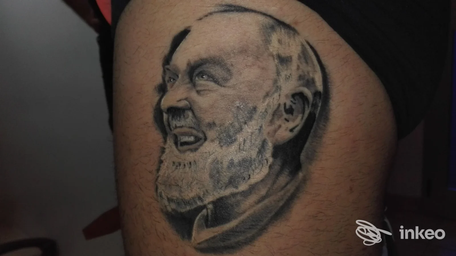 Ritratto realistico in bianco e nero tatuato sulla coscia, opera presentata da Sons Of Ink a Oria.