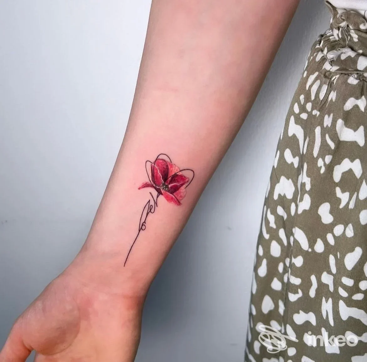Tatuaggio floreale stilizzato sull'avambraccio, foto fornita dallo studio Avant-Garde Ink Tattoo & Piercing a Sona.