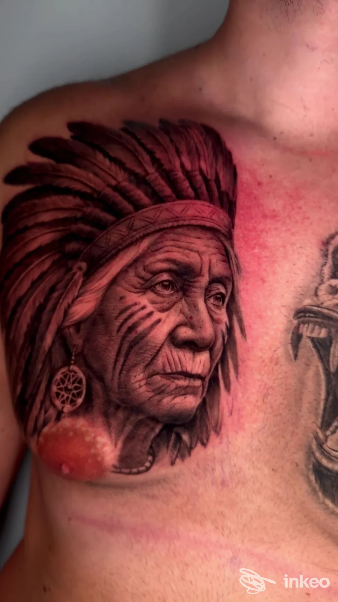 Tatuaggio realistico di un volto con copricapo sul torace, Kappacento tattoo art studio, Molfetta.
