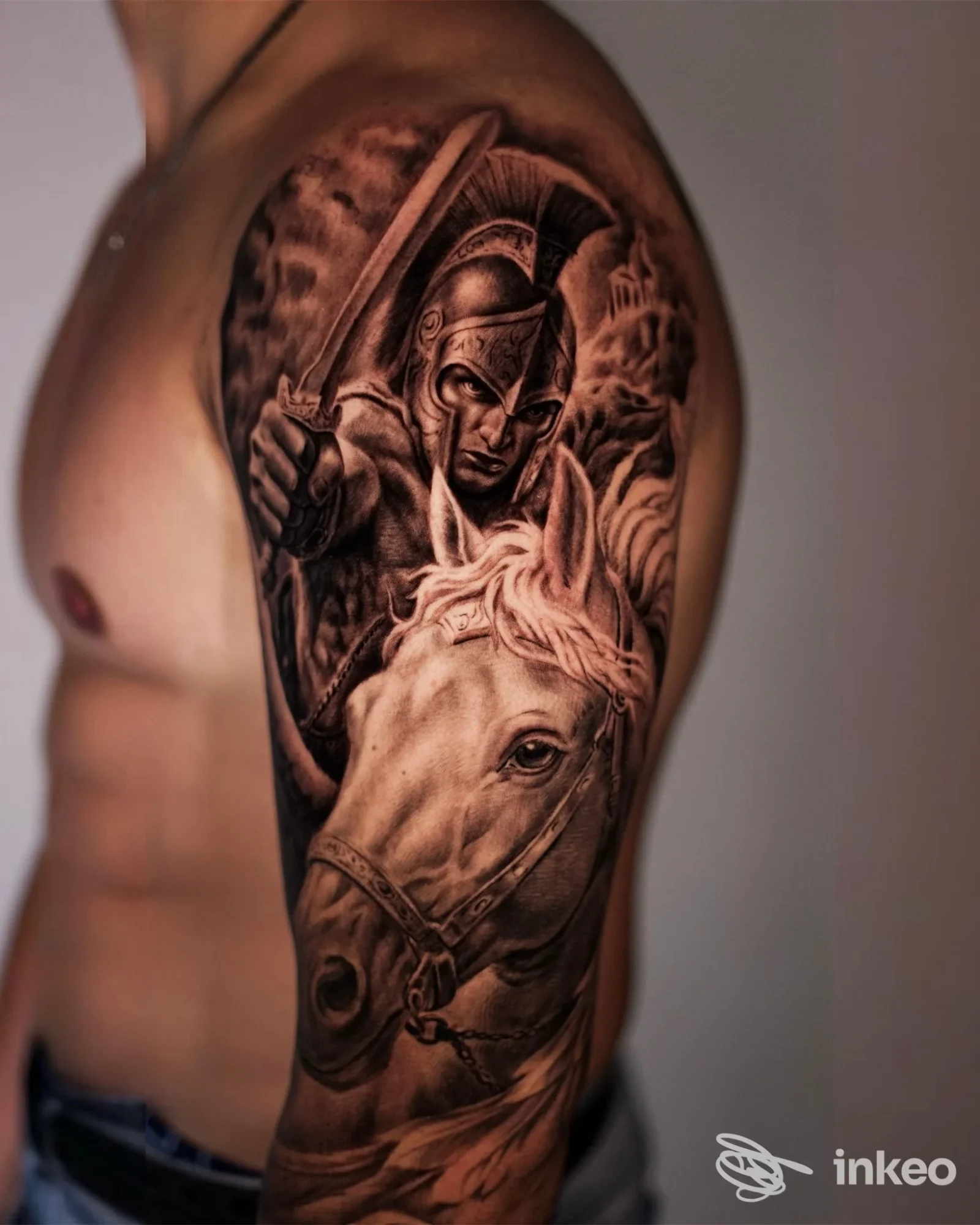 Tatuaggio realistico di guerriero con elmo e cavallo sul braccio e spalla, opera di Kappacento tattoo art studio, Molfetta.