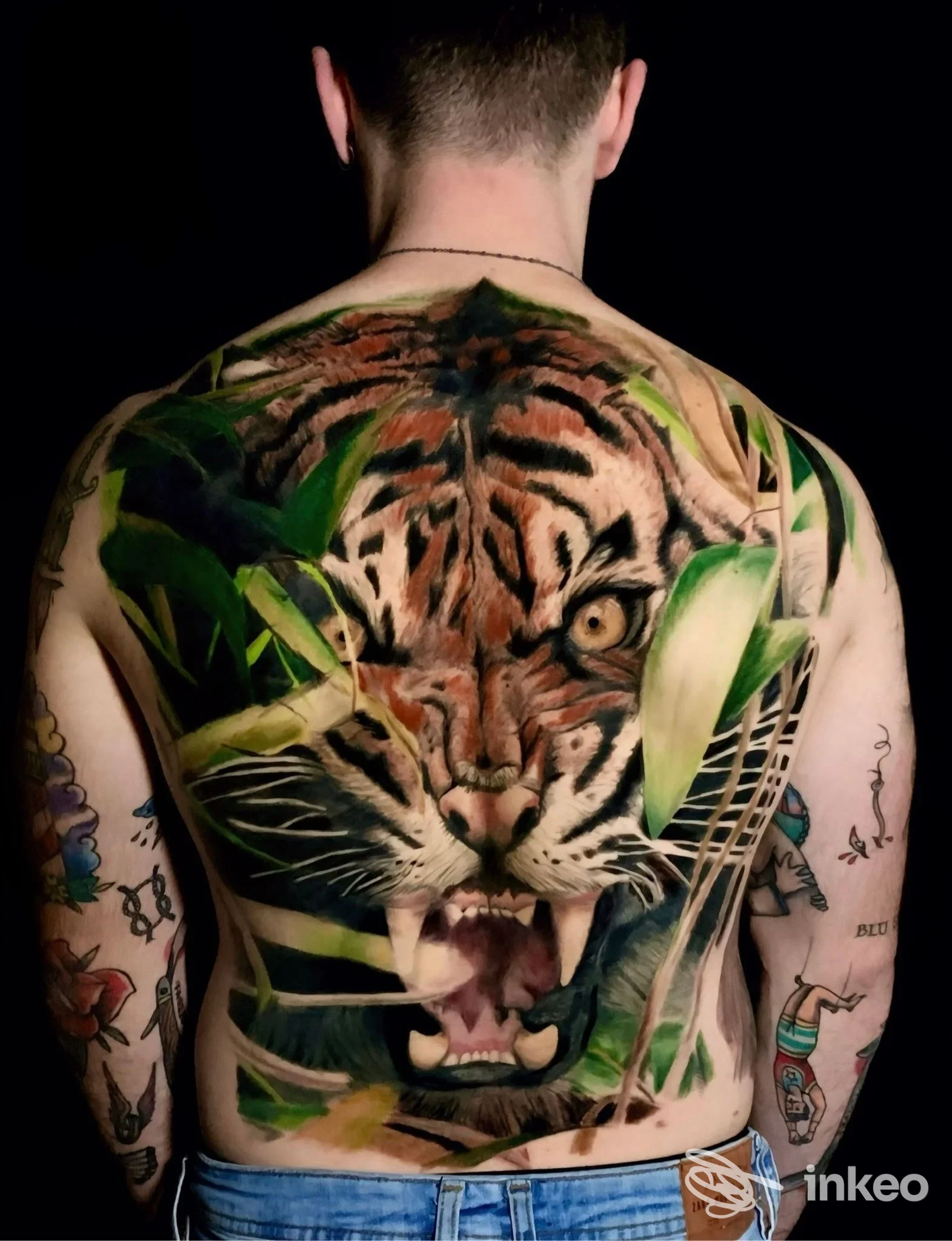 Grande tatuaggio realistico di una tigre ruggente sulla schiena, fotografia inviata da Ink Project 29 a Palo del Colle.