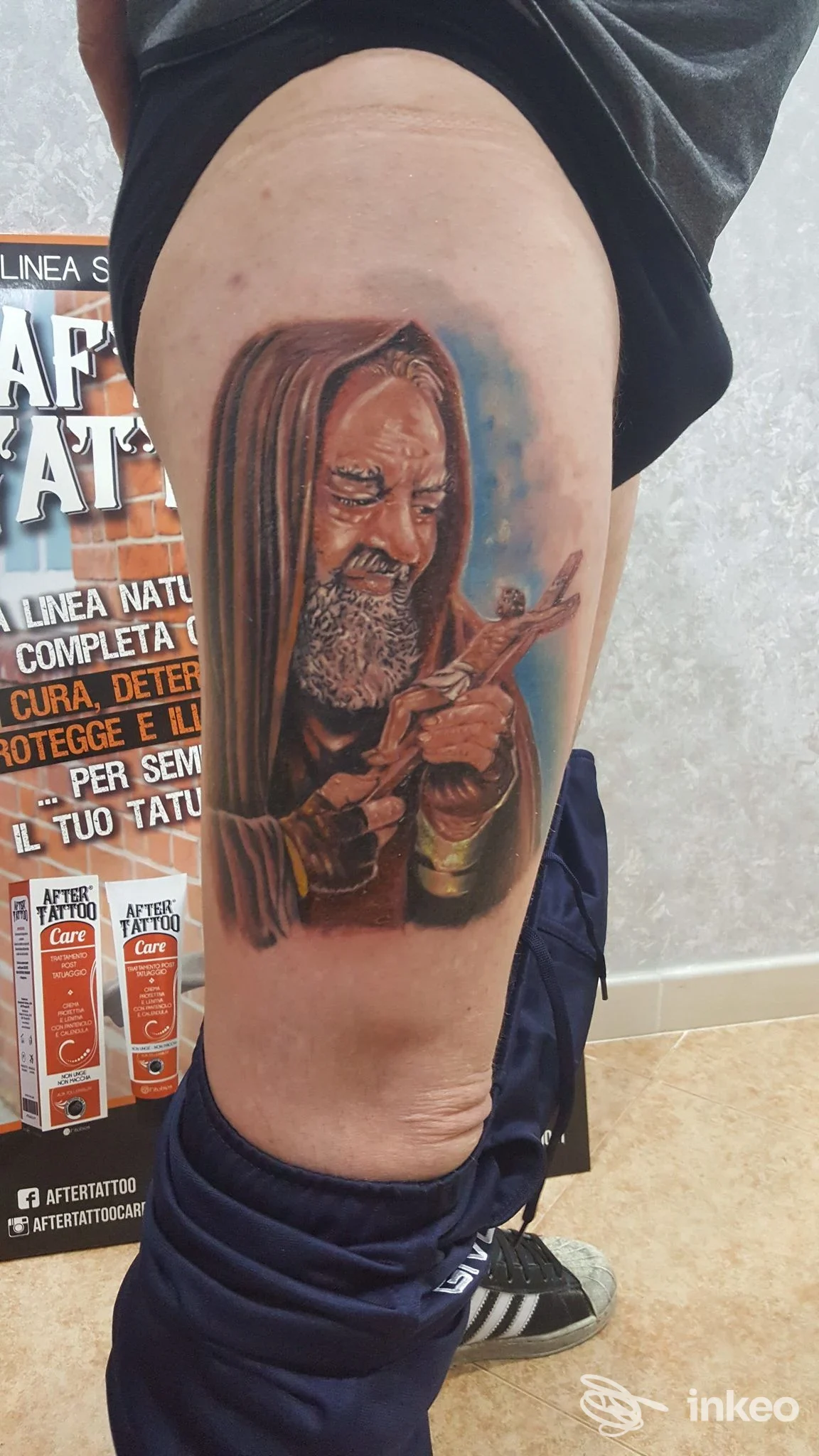 Tatuaggio realistico su coscia con figura barbuta in cappuccio, lavoro eseguito da DINO TATTOO a Molfetta.
