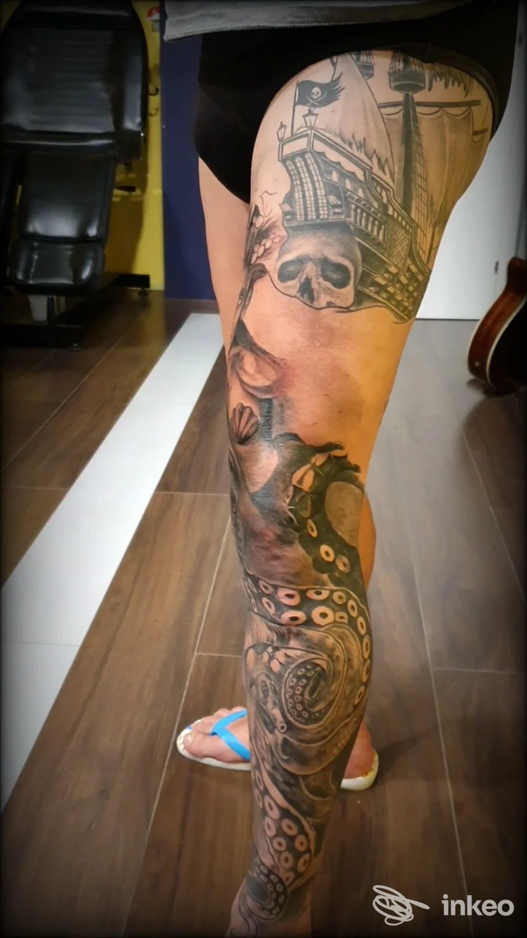 Tatuaggio a tutta gamba con polpo e scena con teschio e nave — Vele Nere ink heArt, Osimo.