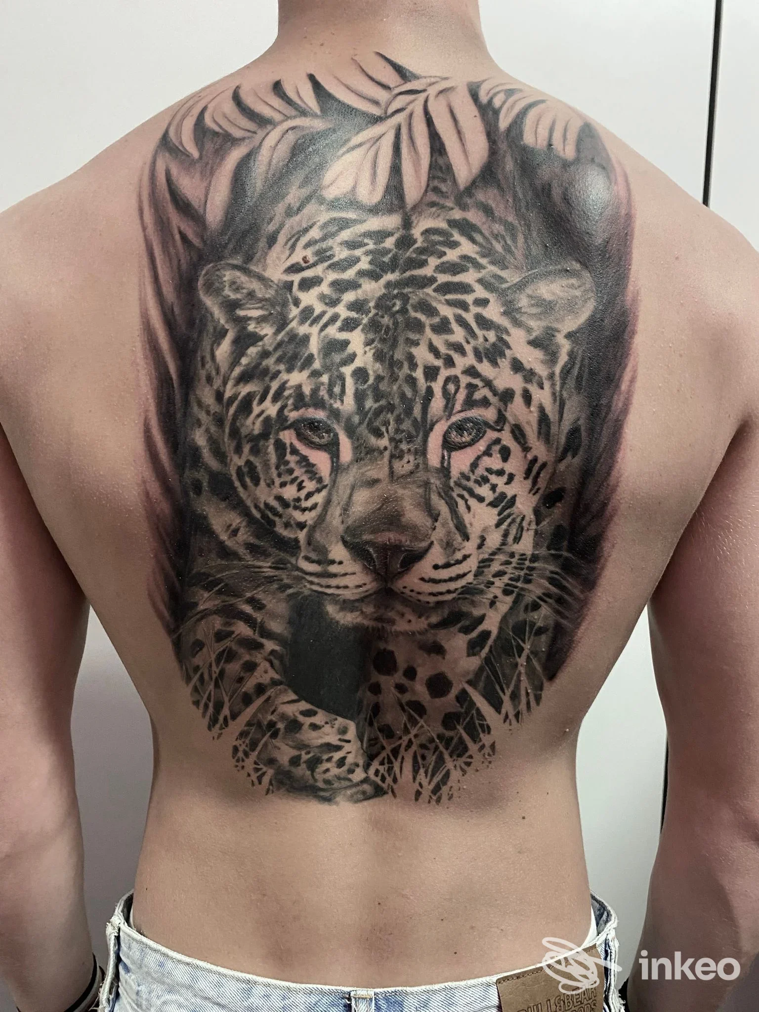 Ampia schiena tatuata con giaguaro realistico in bianco e nero, lavoro eseguito da THE GALLERY OF TATTOO DI TARTARI ANDREA a Cento.