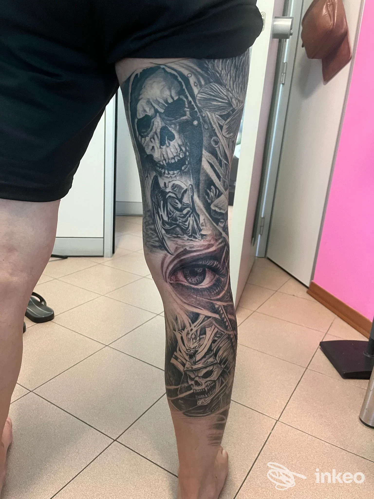 Gamba sinistra con ampio tatuaggio black & grey raffigurante teschio e occhio, lavoro fotografato per THE GALLERY OF TATTOO DI TARTARI ANDREA a Cento.