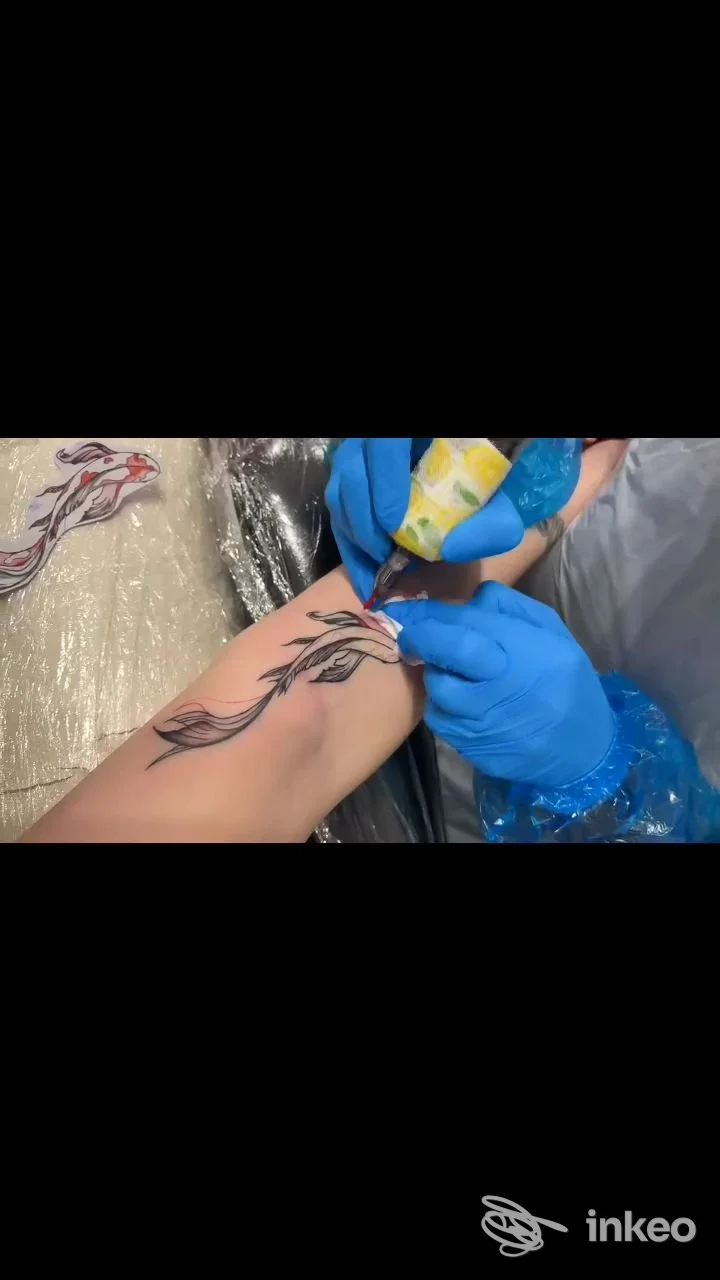 Primo piano di un tatuatore che esegue un tatuaggio floreale sull'avambraccio, SaraMau, Montemurlo.