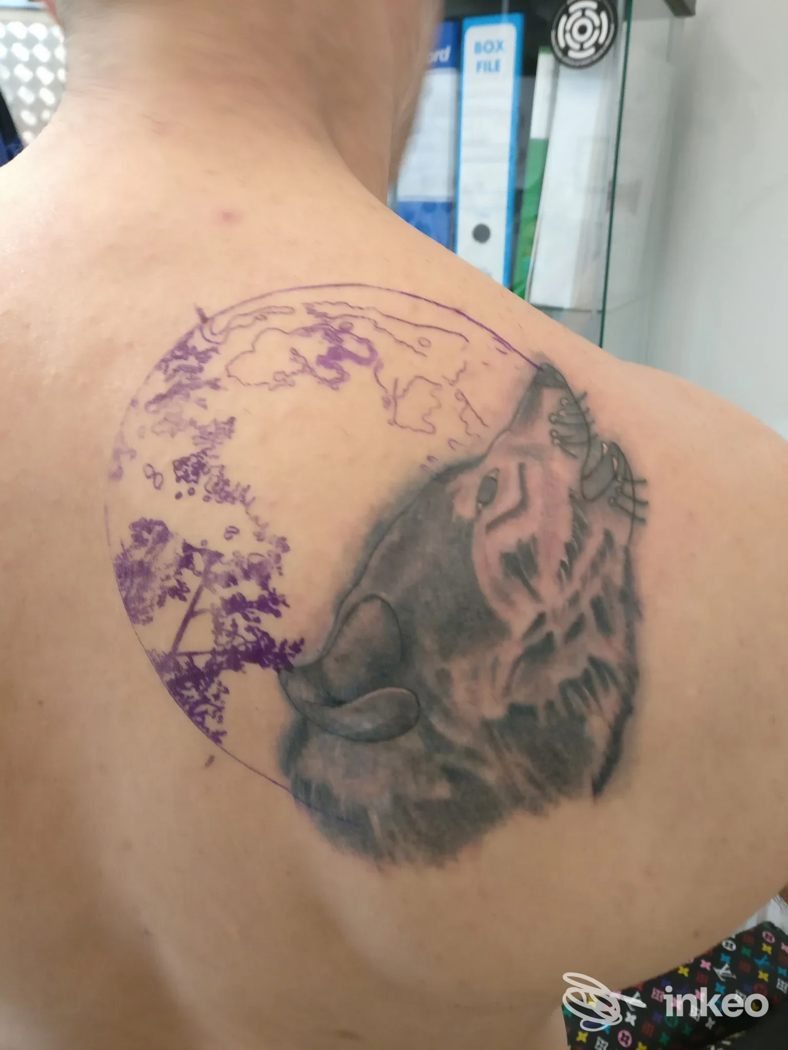 Tatuaggio di lupo e luna sulla parte superiore della schiena, foto dallo studio SaraMau a Montemurlo.