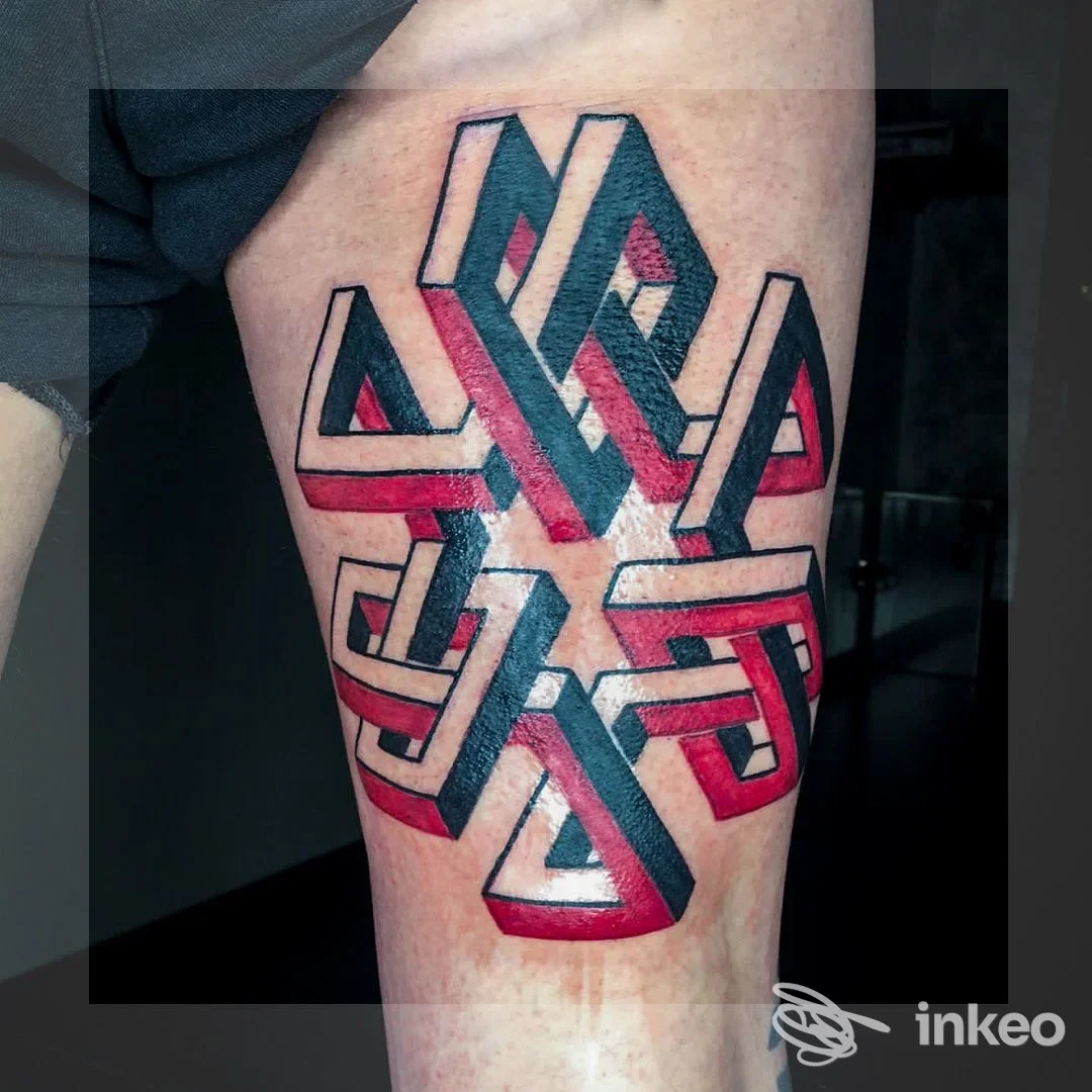 Tattoo geometrico a struttura intrecciata su avambraccio, colori nero, rosso e grigio in stile tridimensionale, senza volto né elementi social.