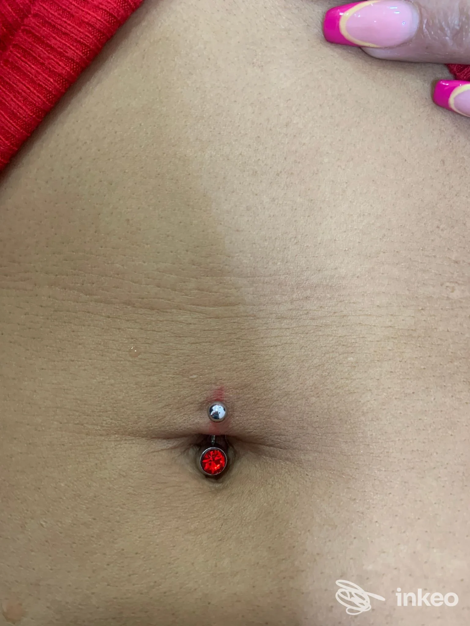 Primo piano di un ombelico con piercing gemmato, foto per MOSÉ BEAUTY SHOP 'MAKE ME' Napoli.