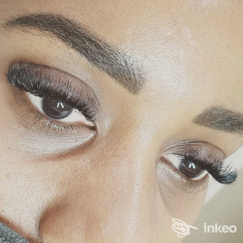 Primo piano di sopracciglia con microblading effettuato da Trucco Semipermanente - Microblading by Vaida a Montesilvano.