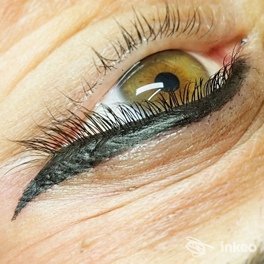 Dettaglio di eyeliner permanente realizzato da Trucco Semipermanente - Microblading by Vaida a Montesilvano, palpebra con linea nera.